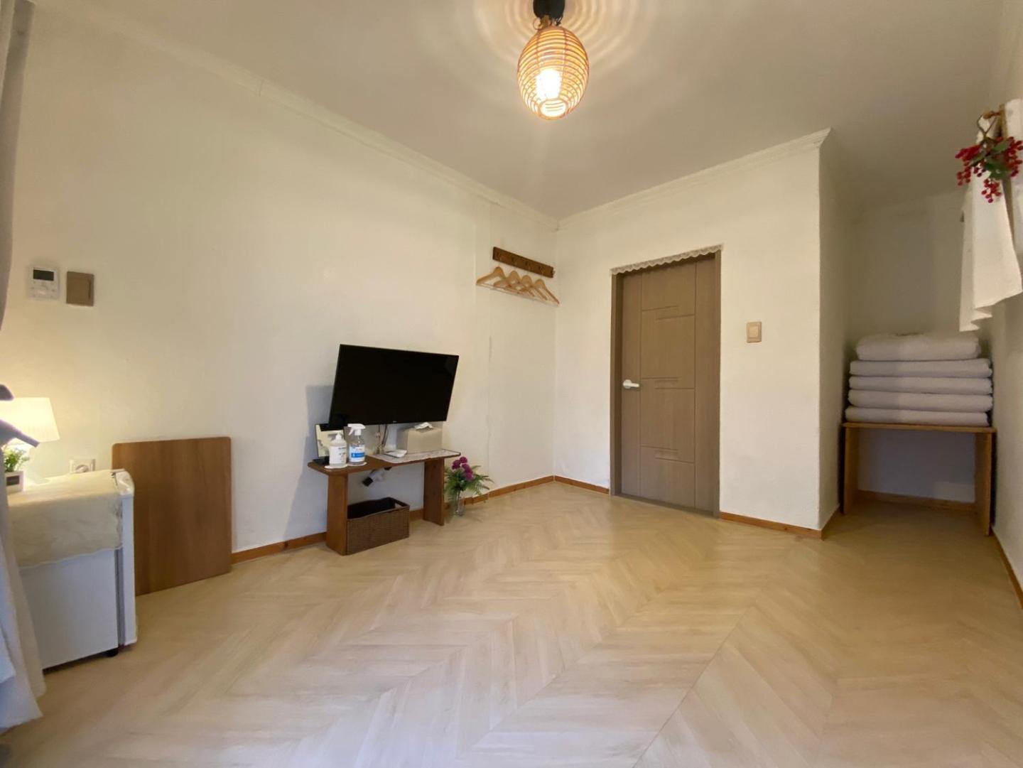 Family Room with Garden View - Photo 7