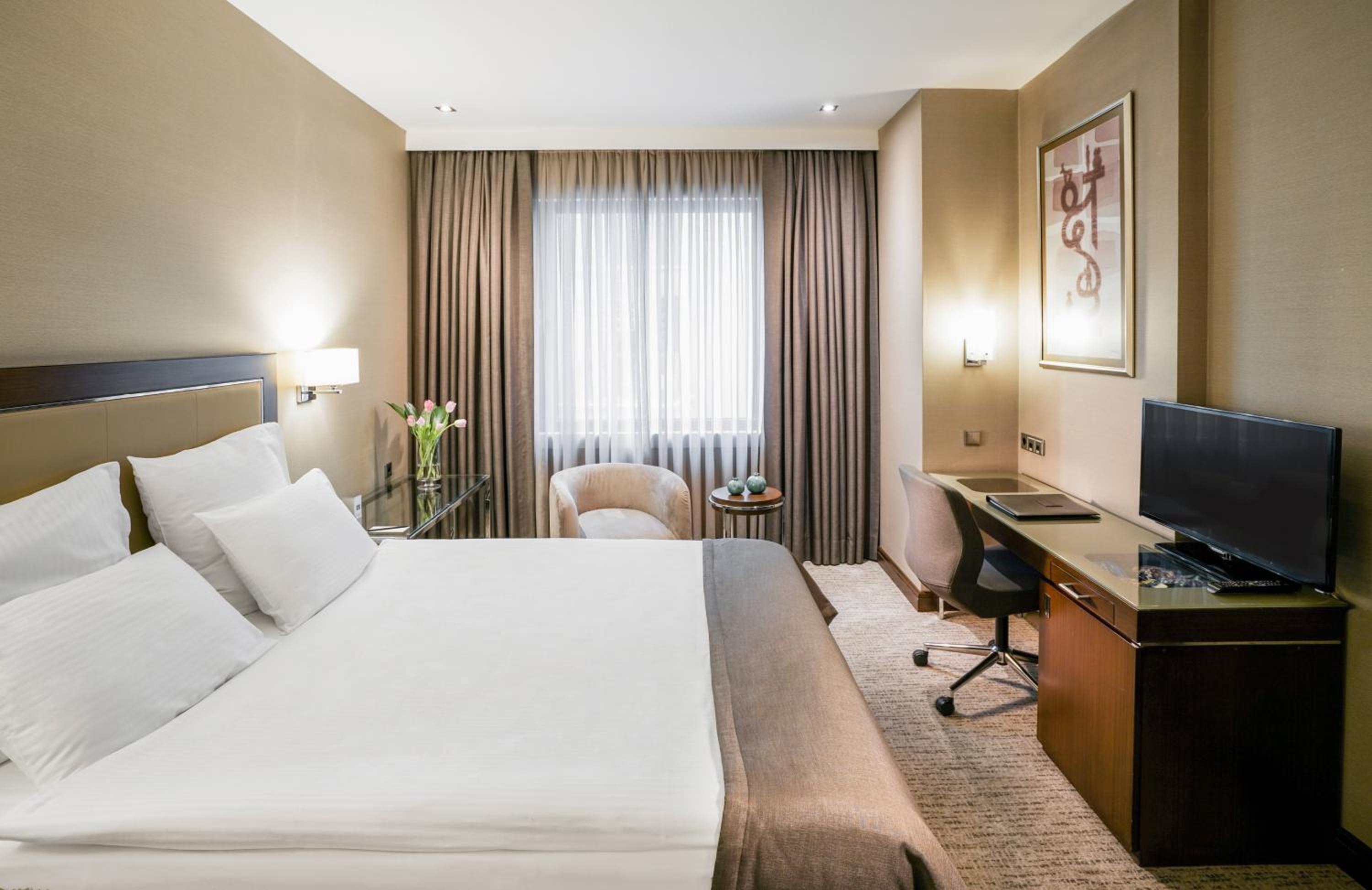 Executive Suite - Photo 1