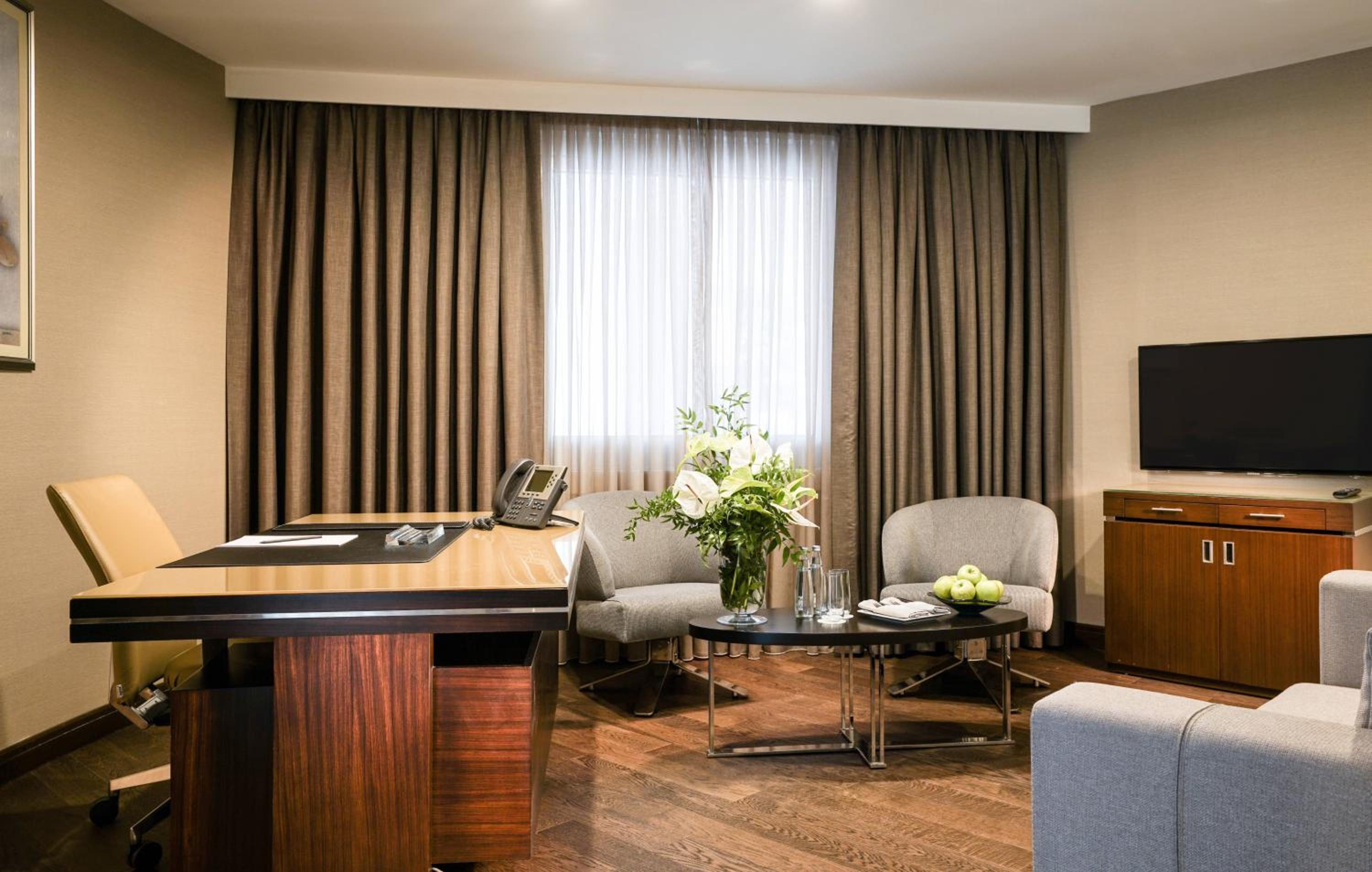 Executive Suite - Photo 4
