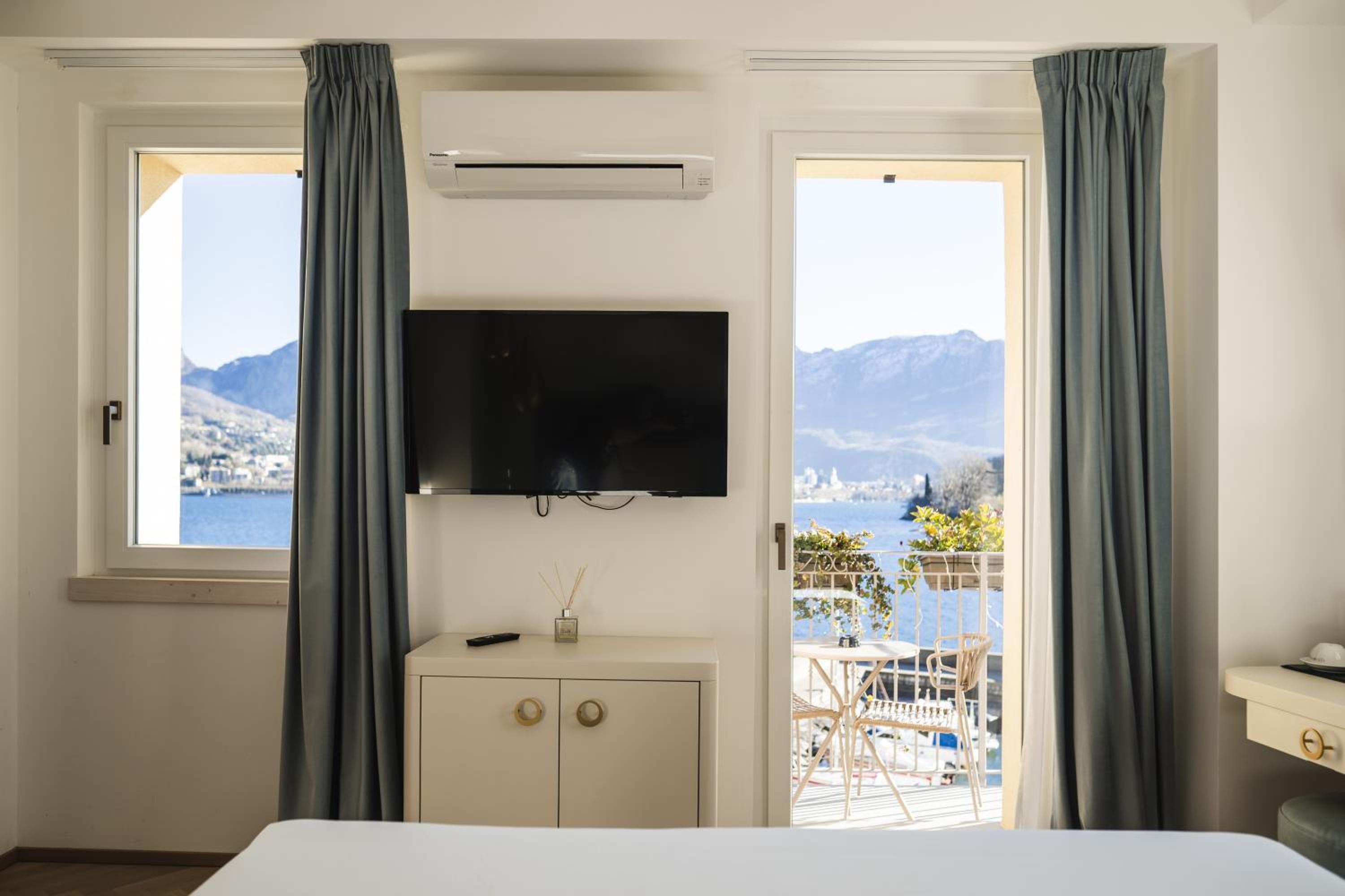 Deluxe Double Room with Balcony photo 3