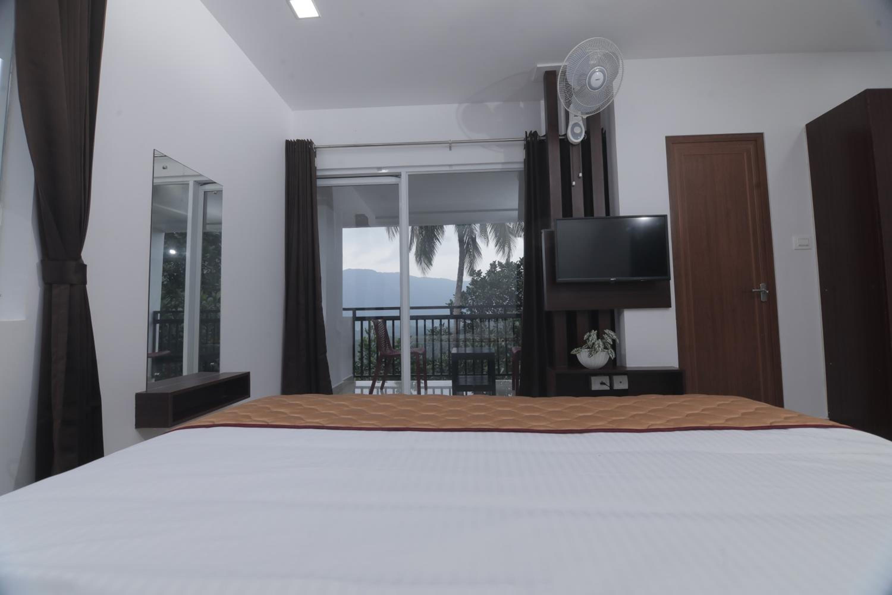 Deluxe King Suite photo 1