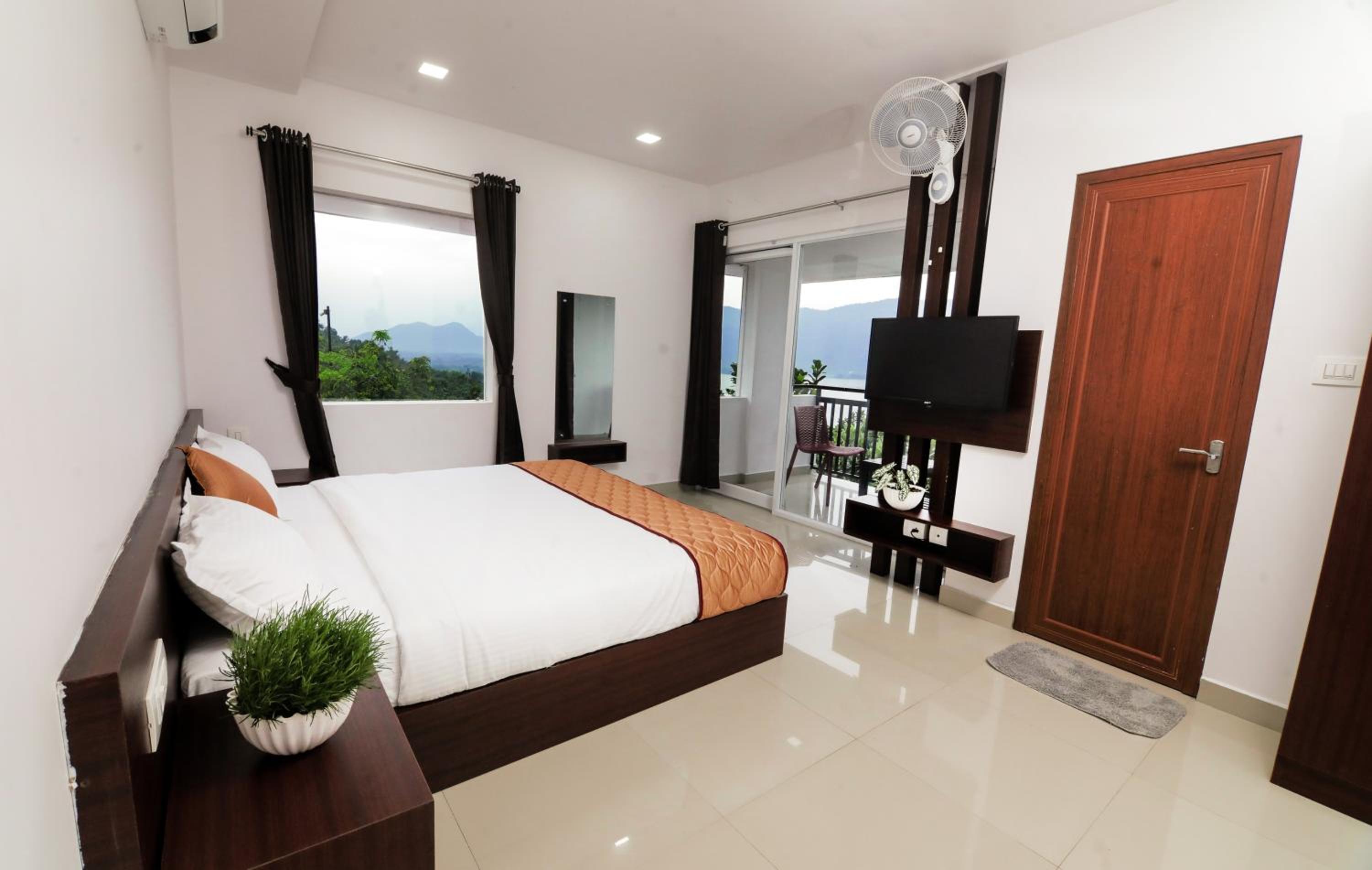 Deluxe King Suite photo 2