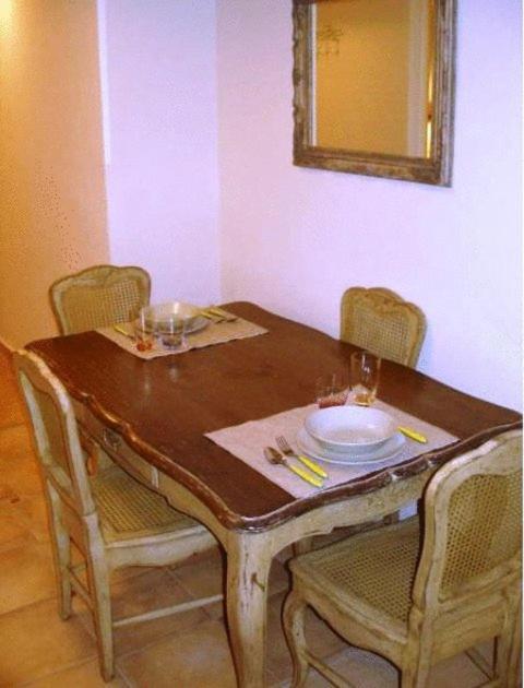 Deluxe Suite with Fireplace and Spa Bath photo 3