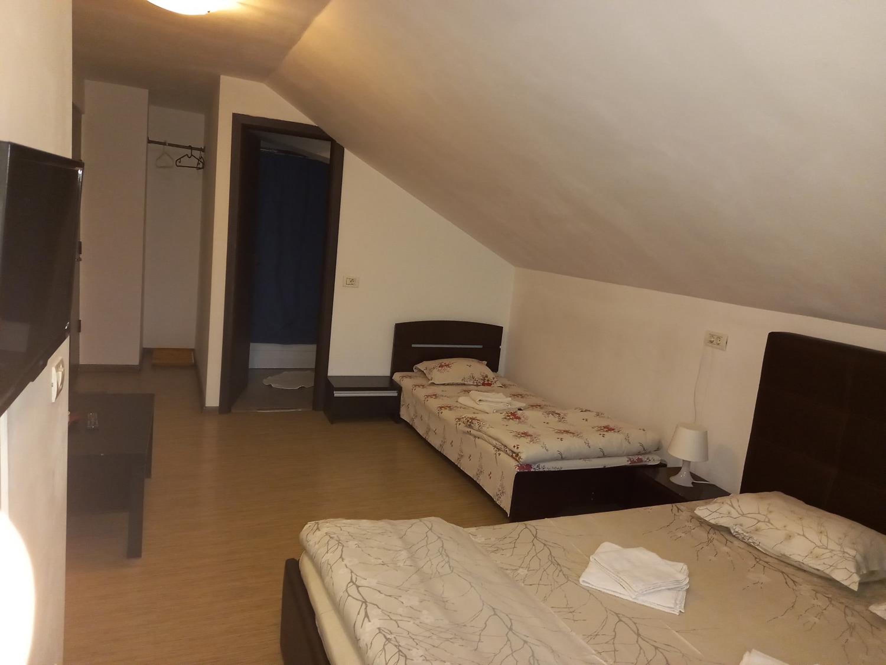 Triple Room - Attic Level - Photo 11