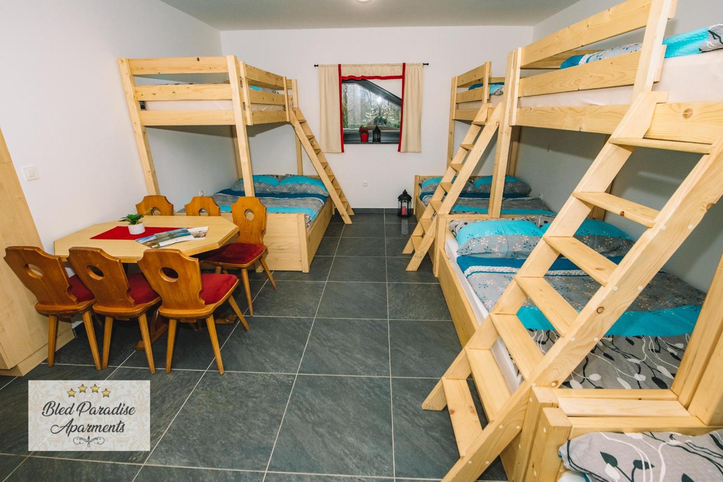 Bed in 8-Bed Mixed Dormitory Room photo 1
