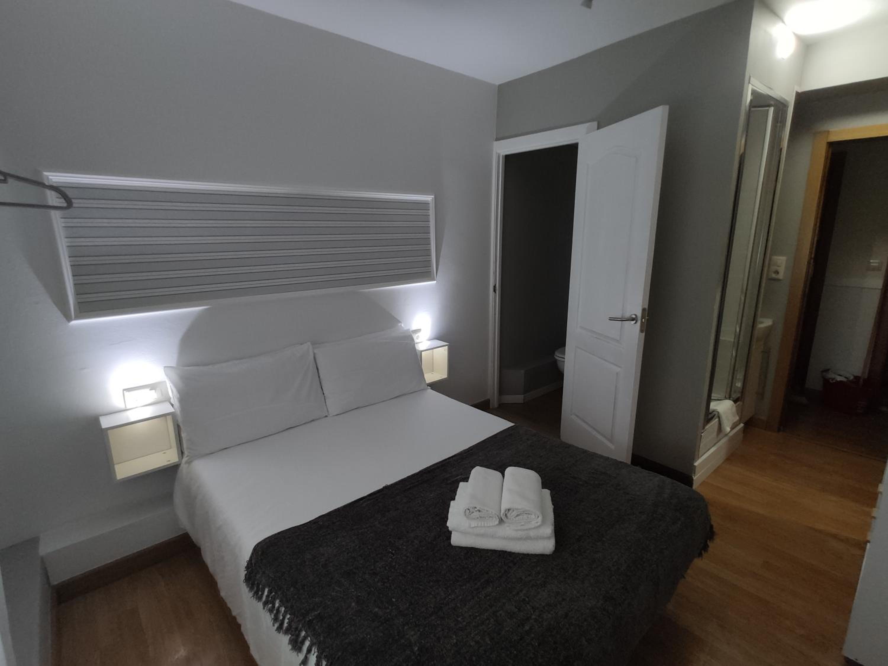 Budget Double Room - Photo 5