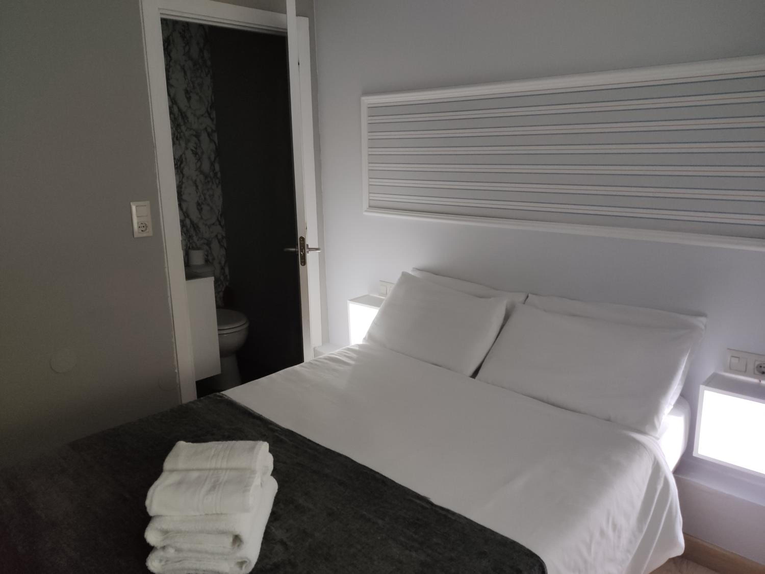 Budget Double Room - Photo 6