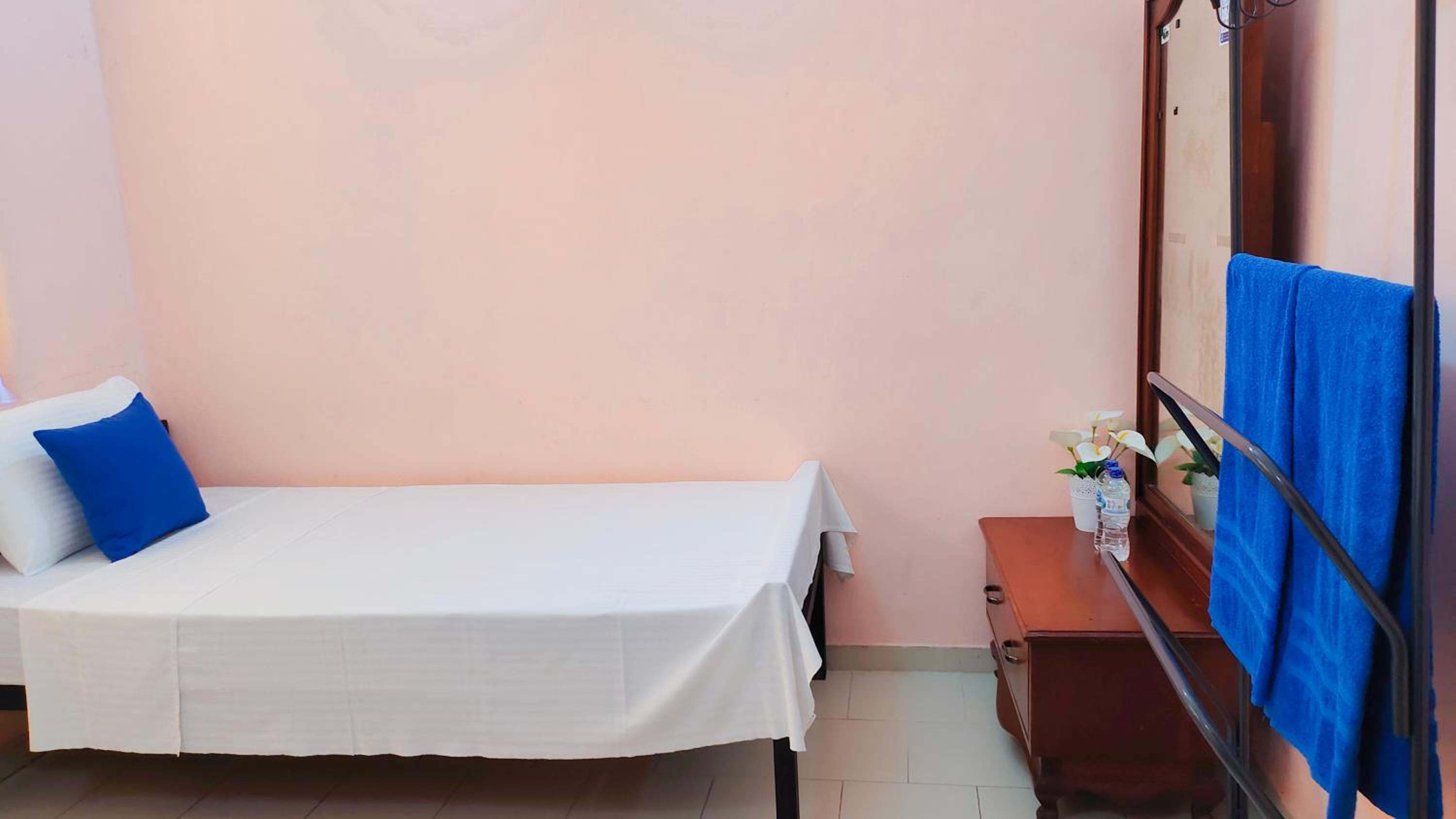 Standard Twin Room with Shared Bathroom photo 1