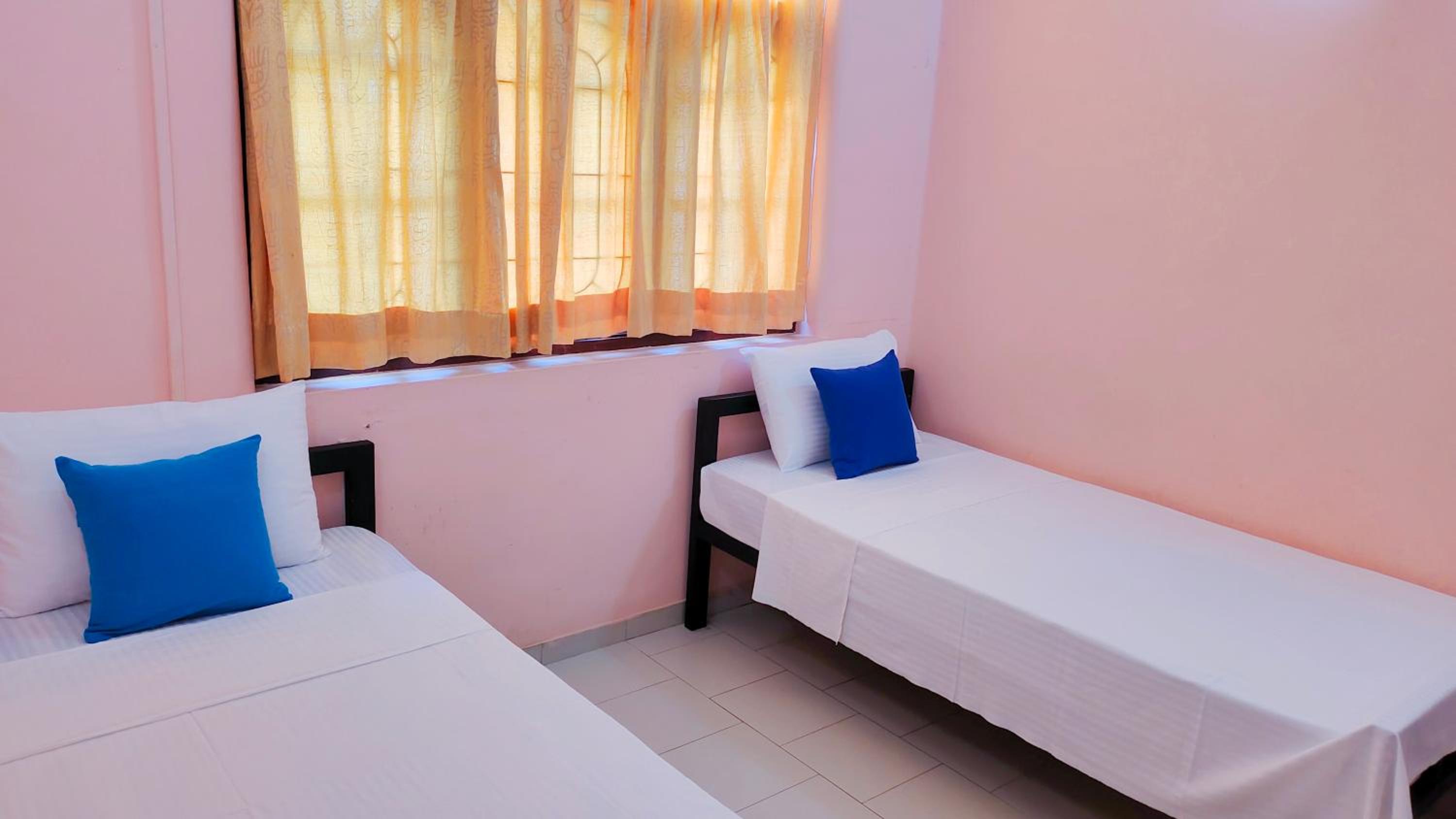 Standard Twin Room with Shared Bathroom photo 2