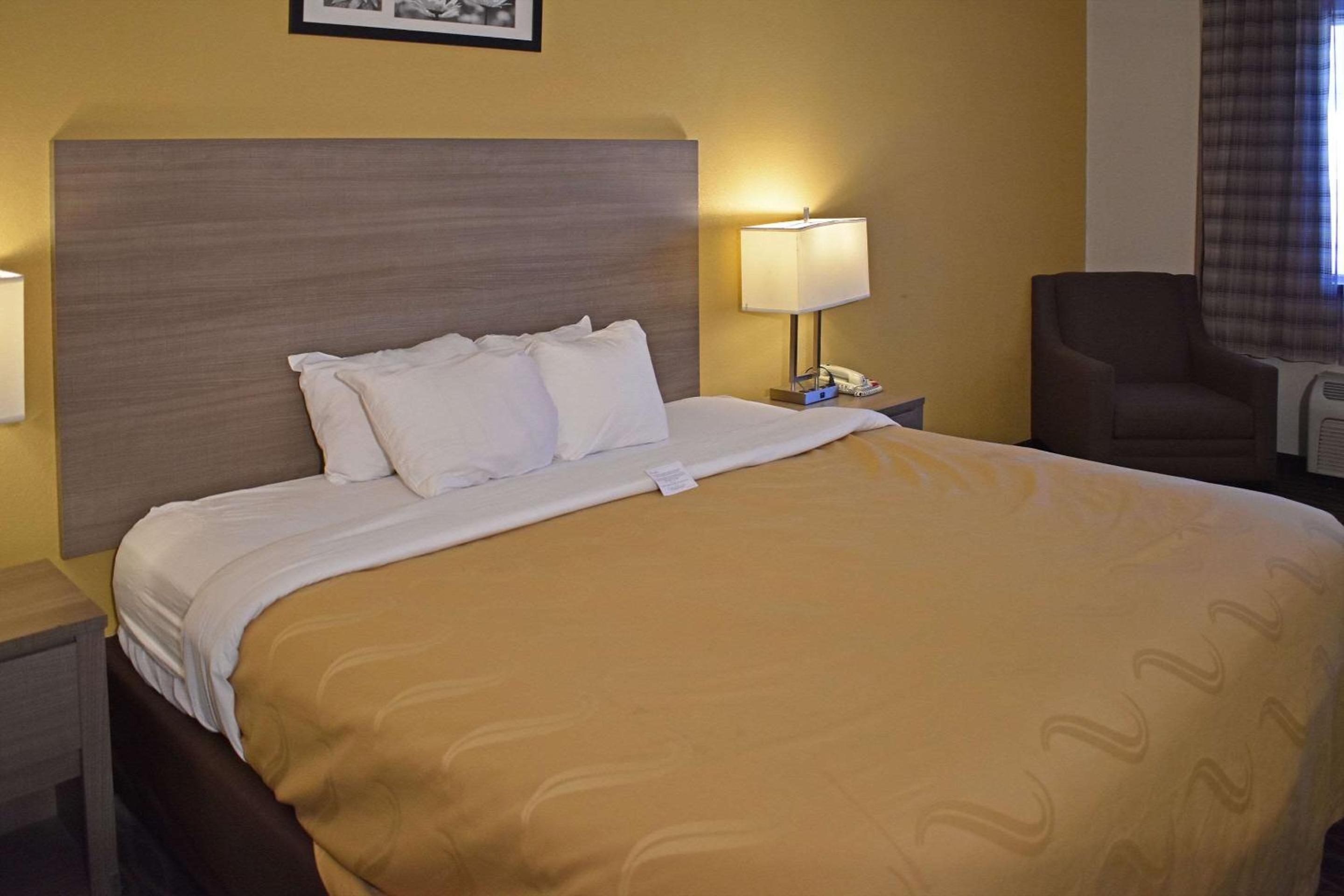 King Suite - Non-Smoking - Photo 6