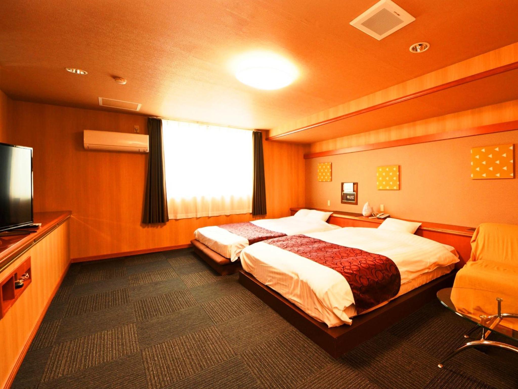 Twin Room with Private Bathroom - Photo 9