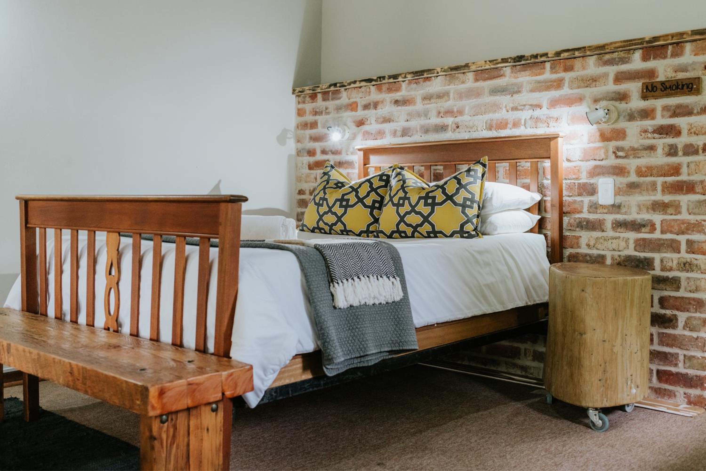Main House - Photo 25