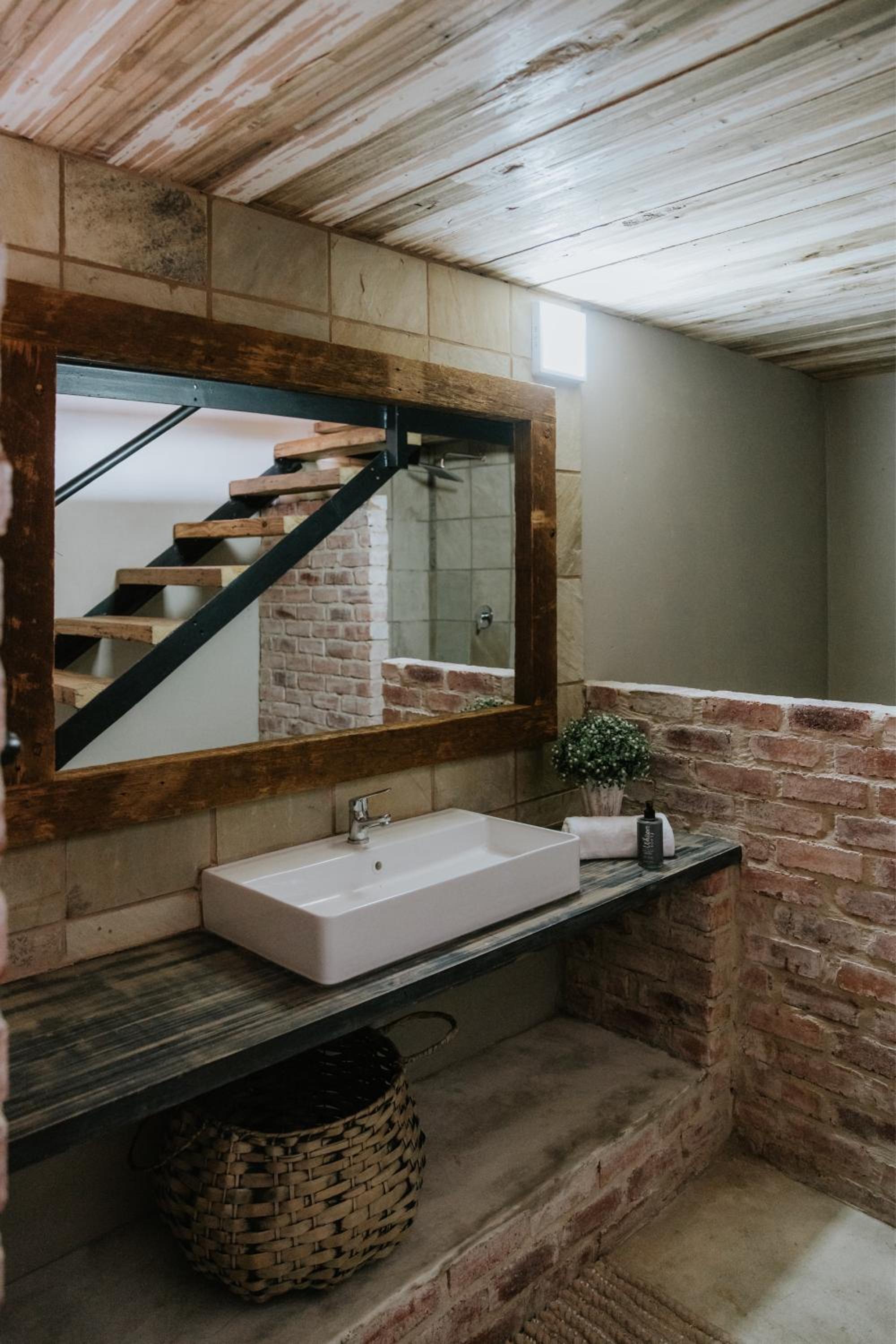 Main House - Photo 32