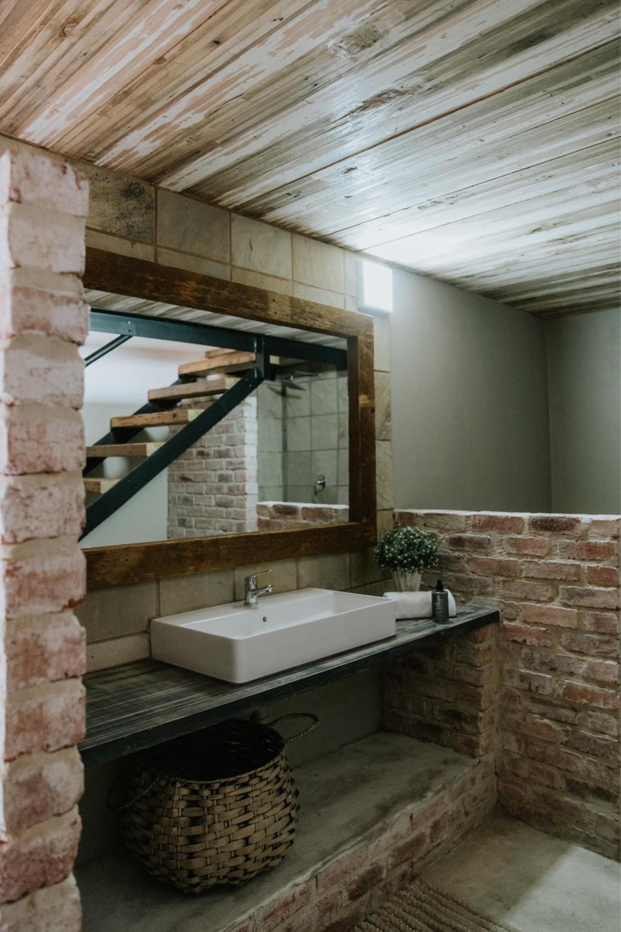 Main House - Photo 33