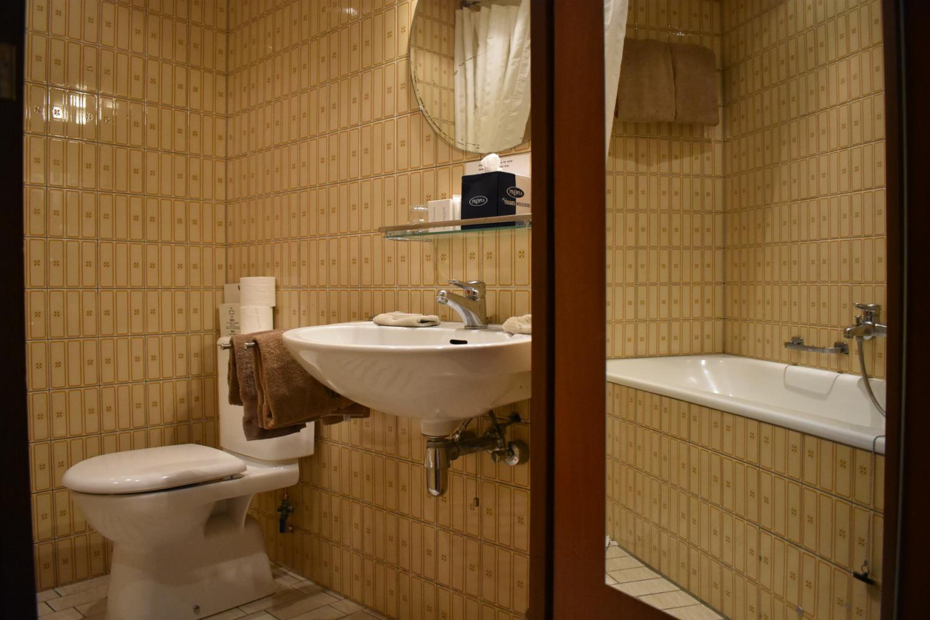 Standard Double Room - Photo 7