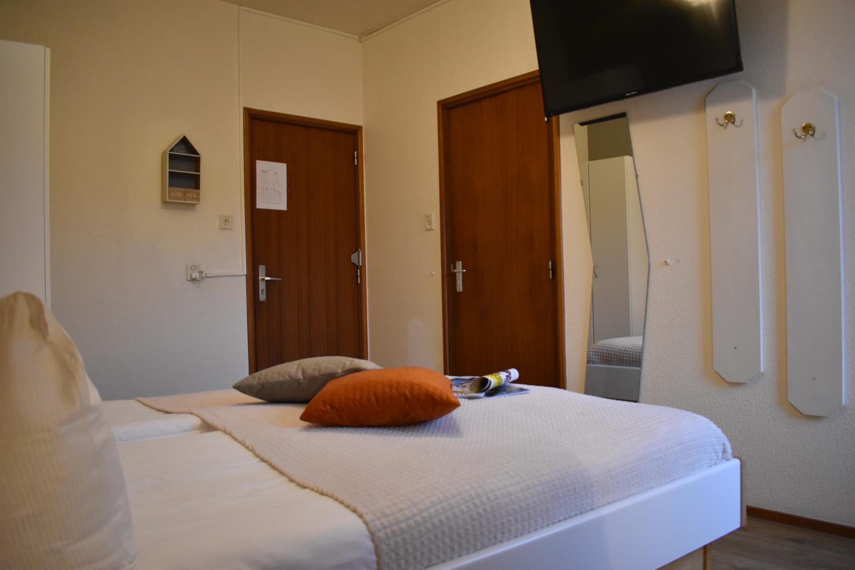 Standard Double Room - Photo 2
