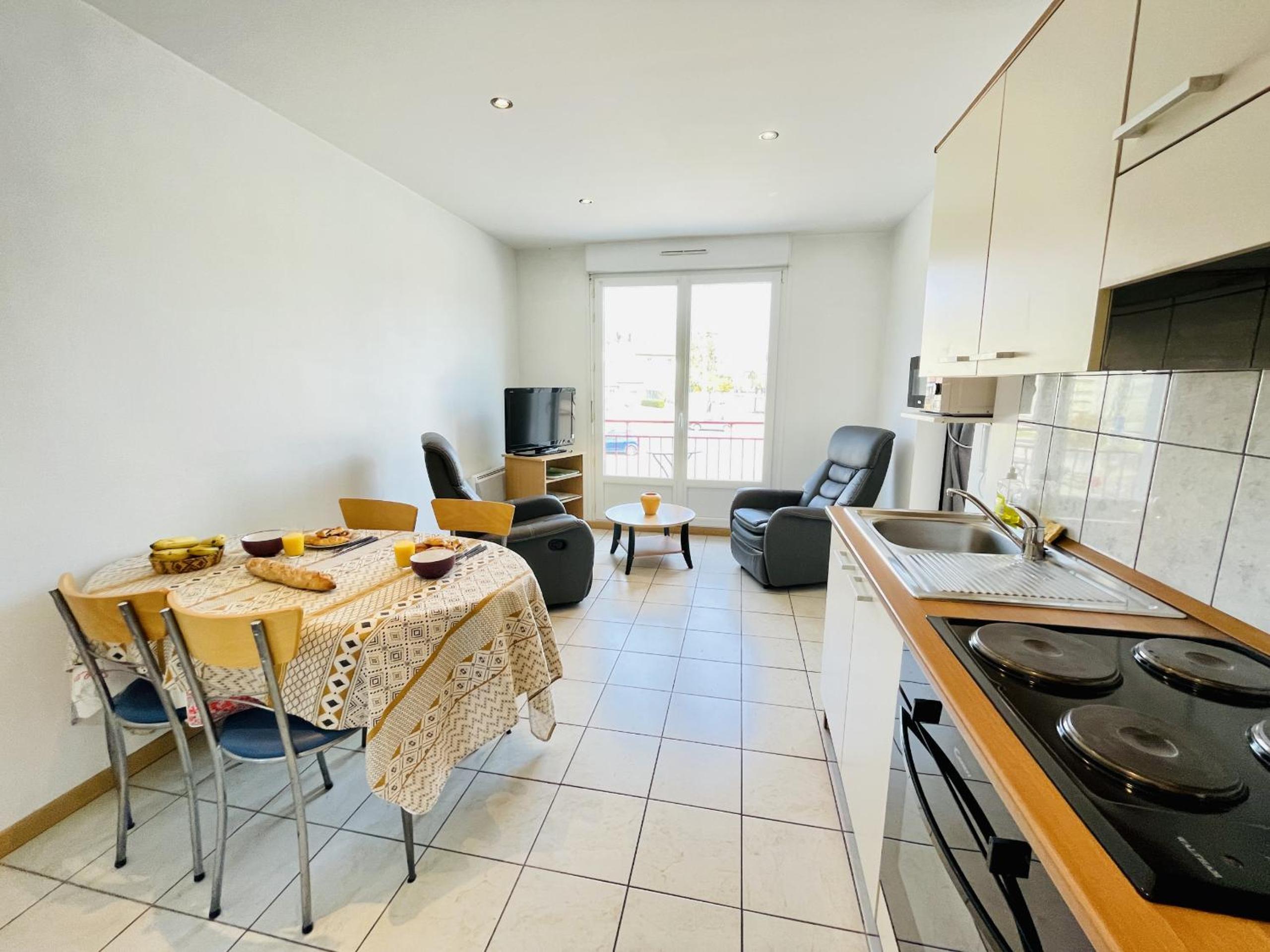 Apartment with Balcony photo 1