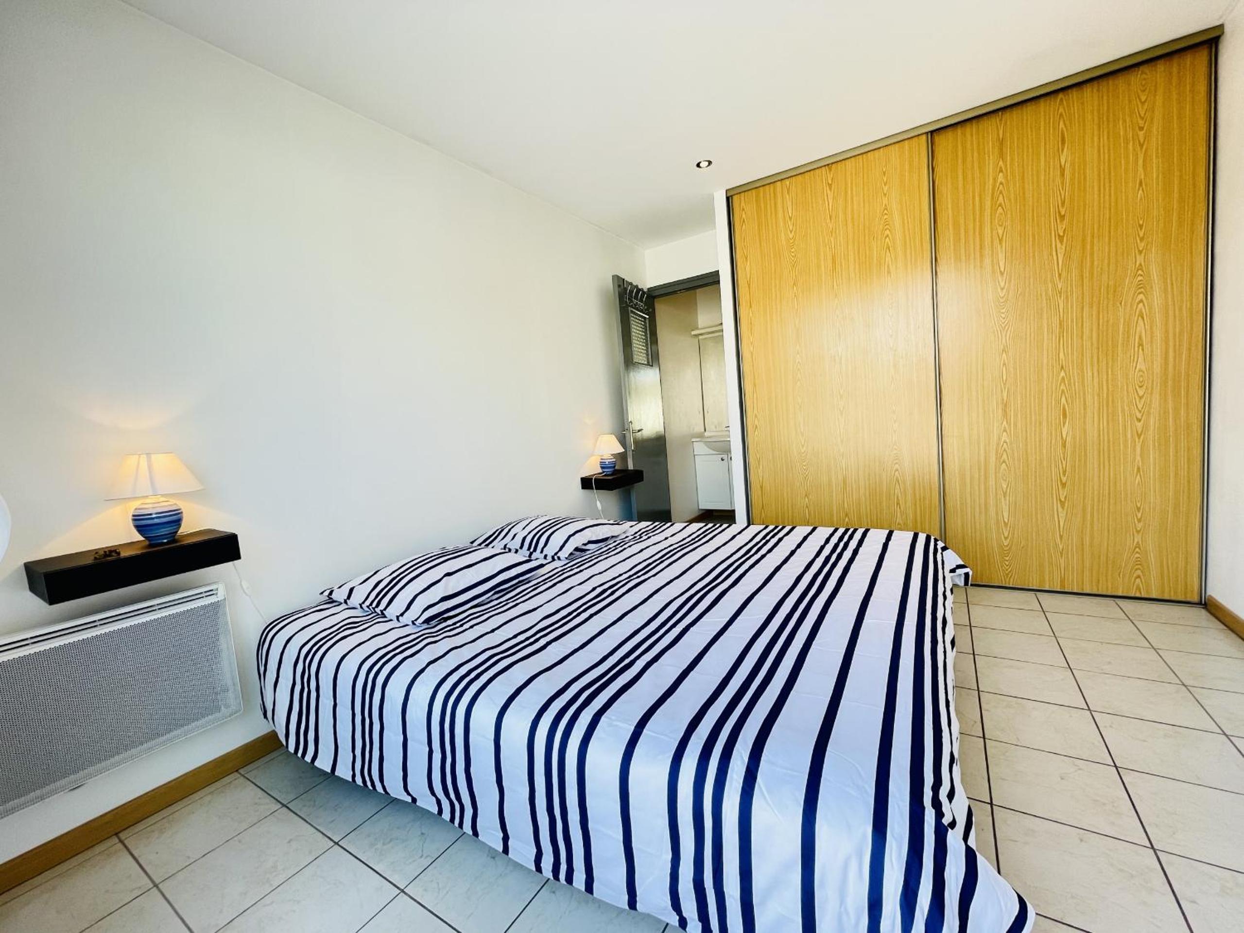Apartment with Balcony photo 3