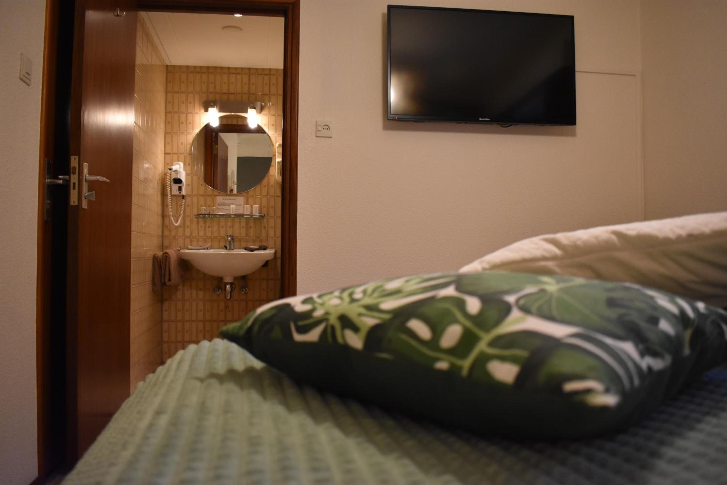 Standard Double Room - Photo 5