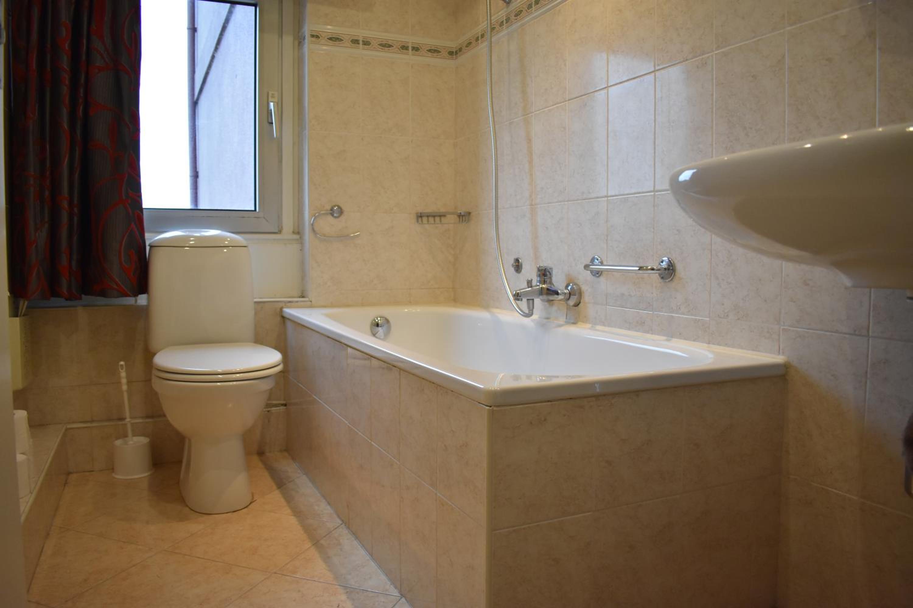 Family Room (2 Adults + 2 Children) - Photo 5