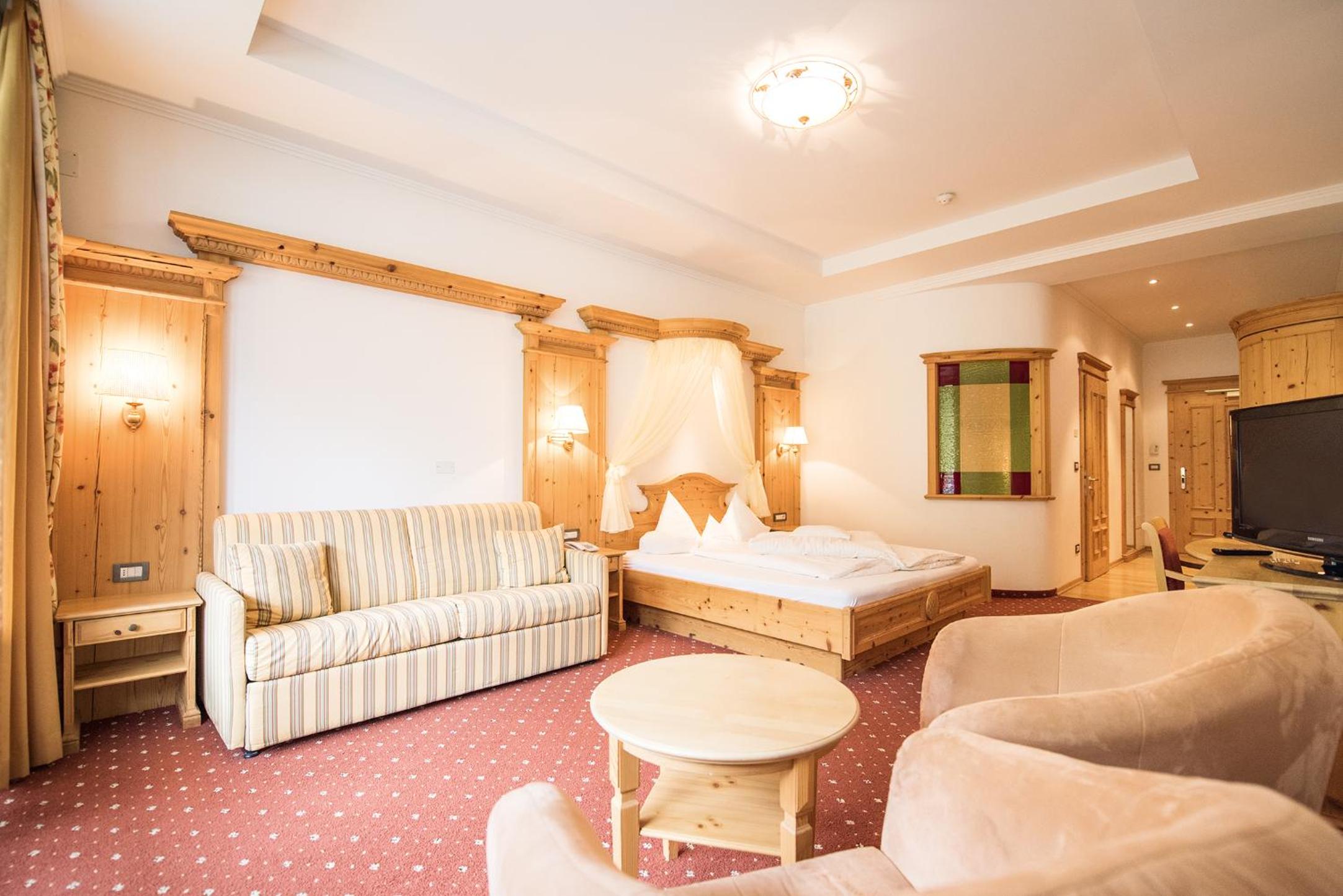 Junior Suite with Balcony - Photo 1
