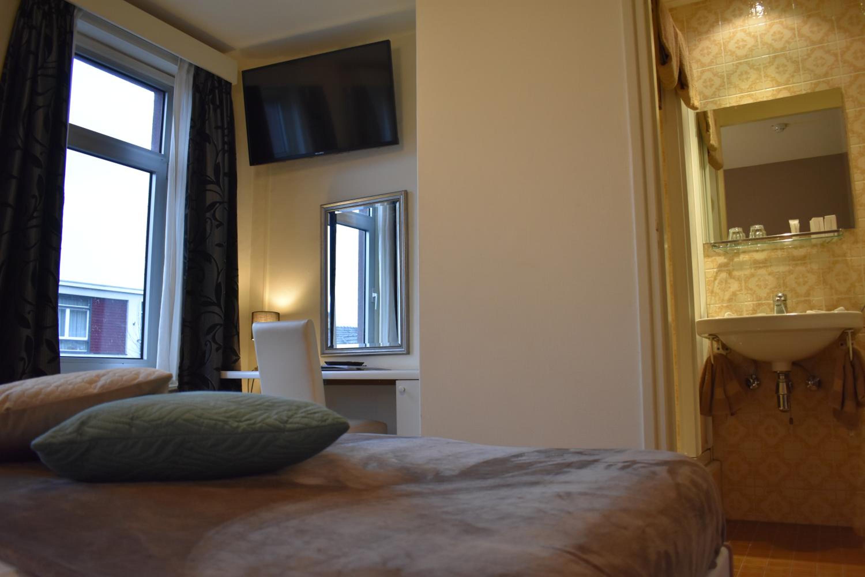 Smaller Budget Double Room - Photo 3