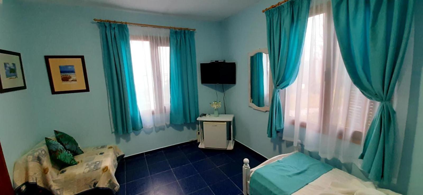 Double or Twin Room with Partial Sea View - Photo 11
