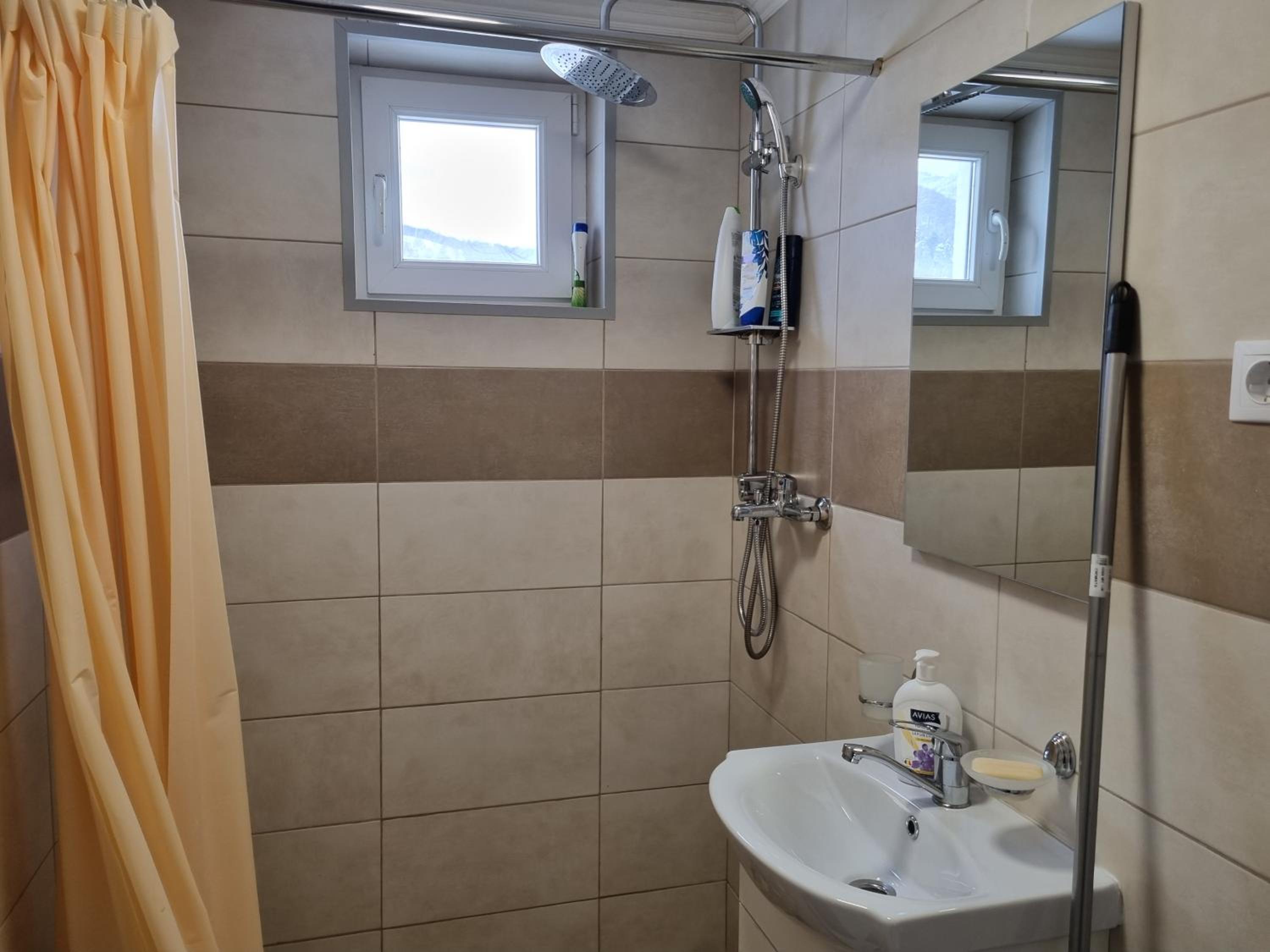 One-Bedroom Apartment - Photo 2