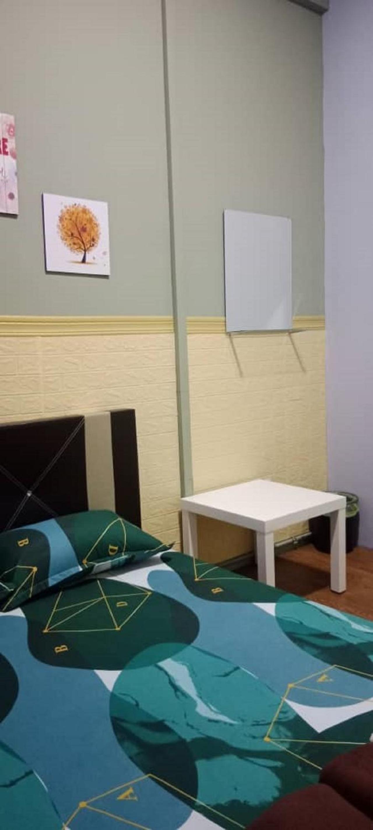 Queen Room with Shared Bathroom photo 3