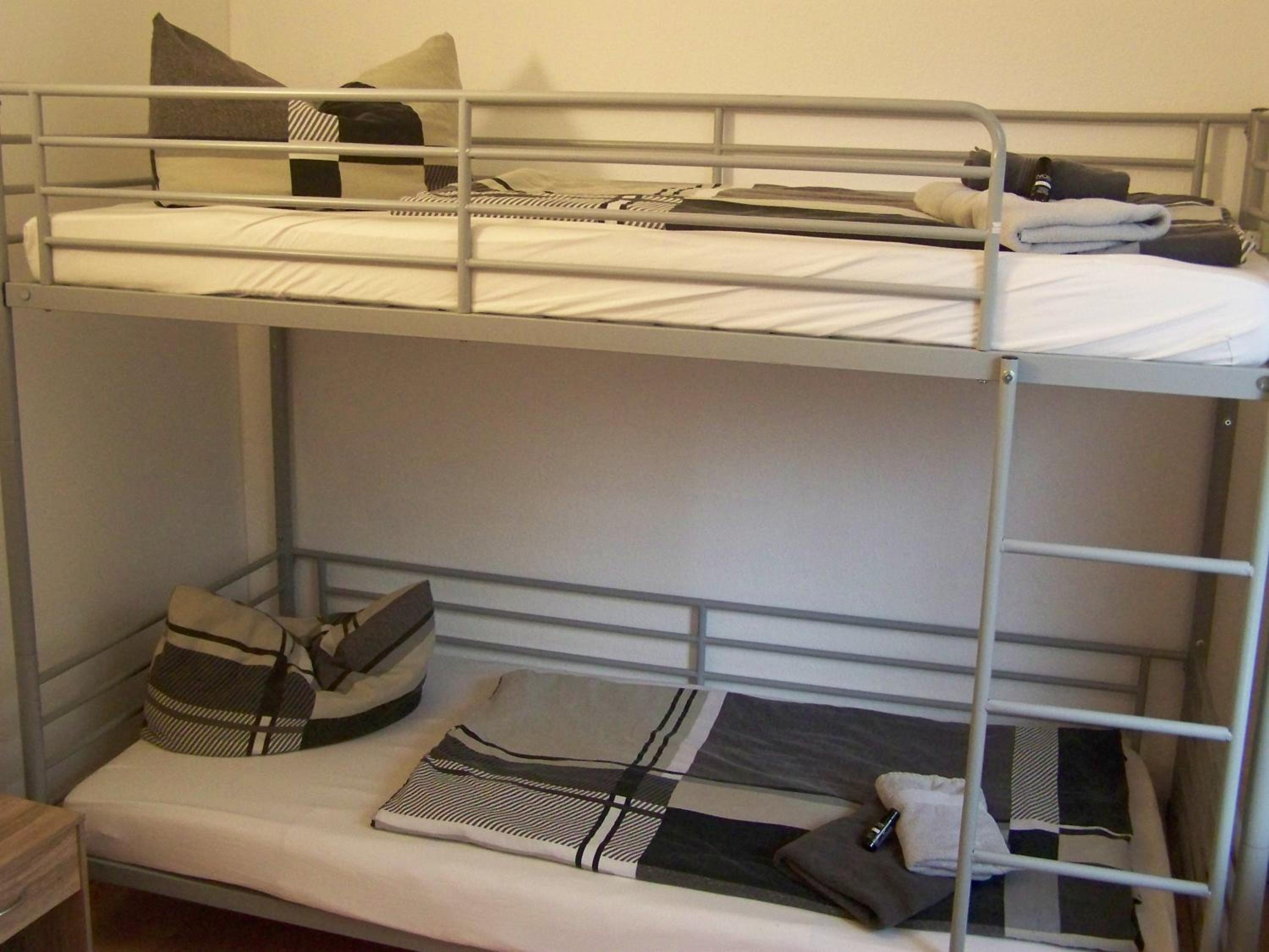 Small Twin Room - Photo 4