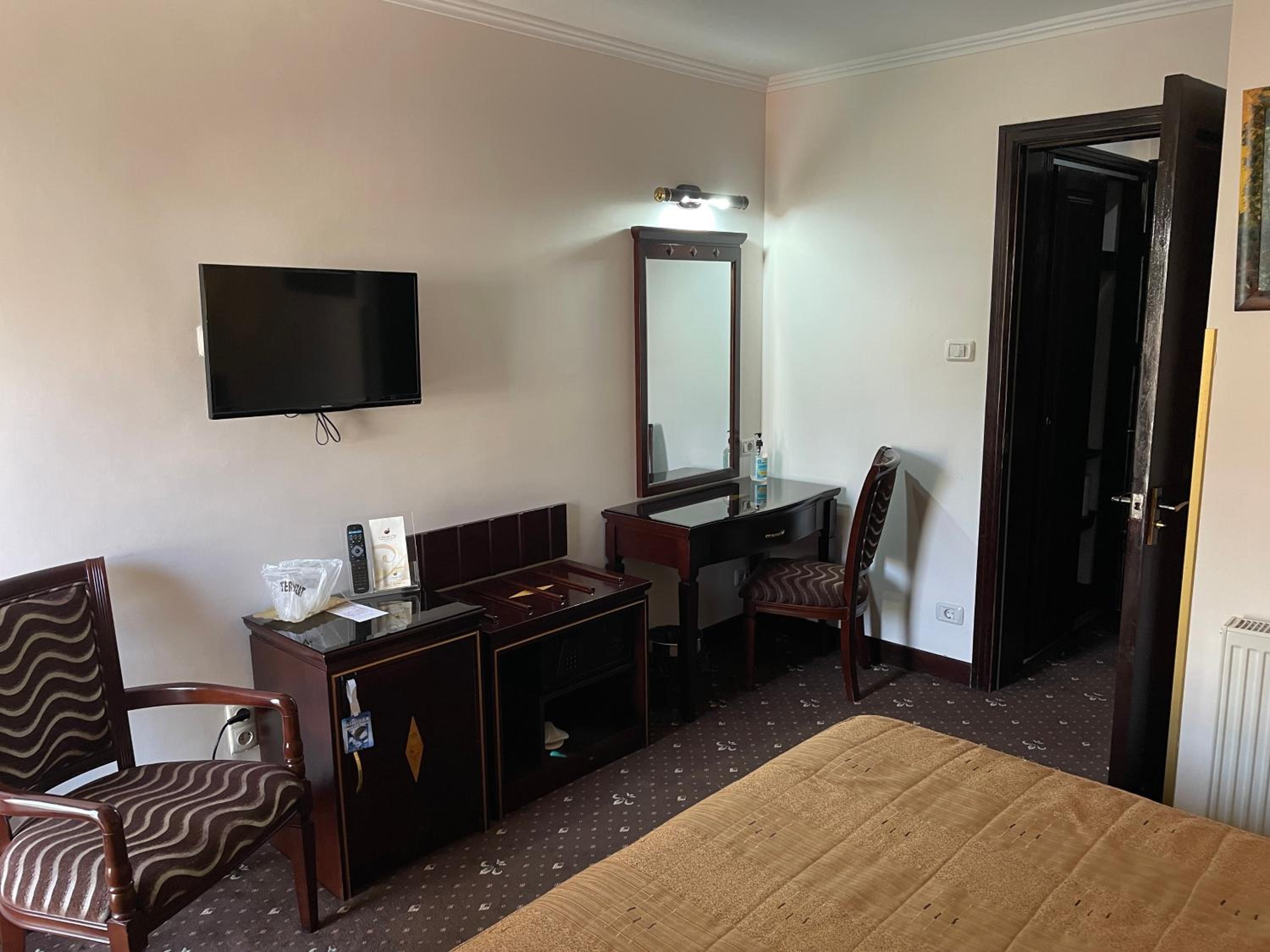 Two-Bedroom Family Suite (2 Adults + 2 Children) - Photo 4
