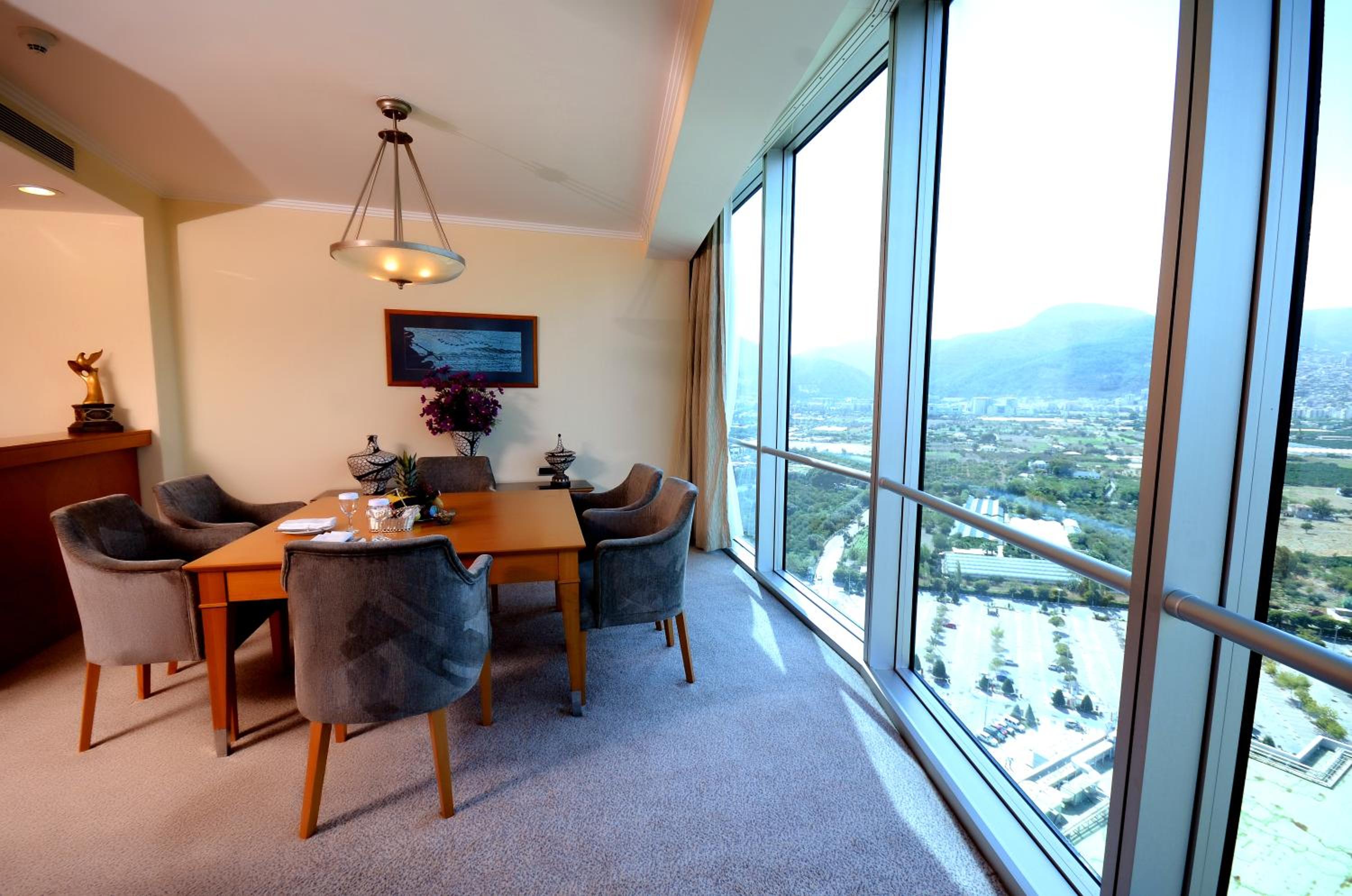 Senior Suite with Mountain View - Non-Smoking