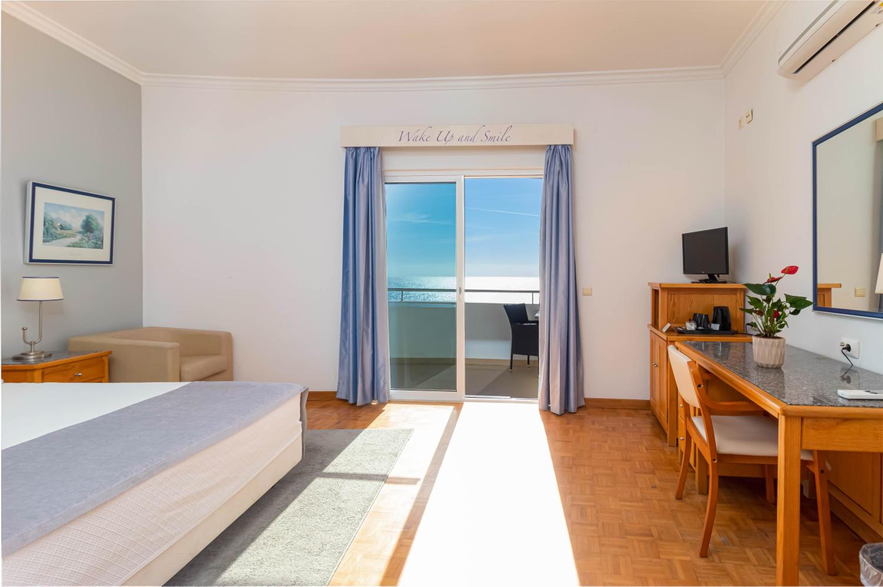 Double or Twin Room with Sea View - Photo 9