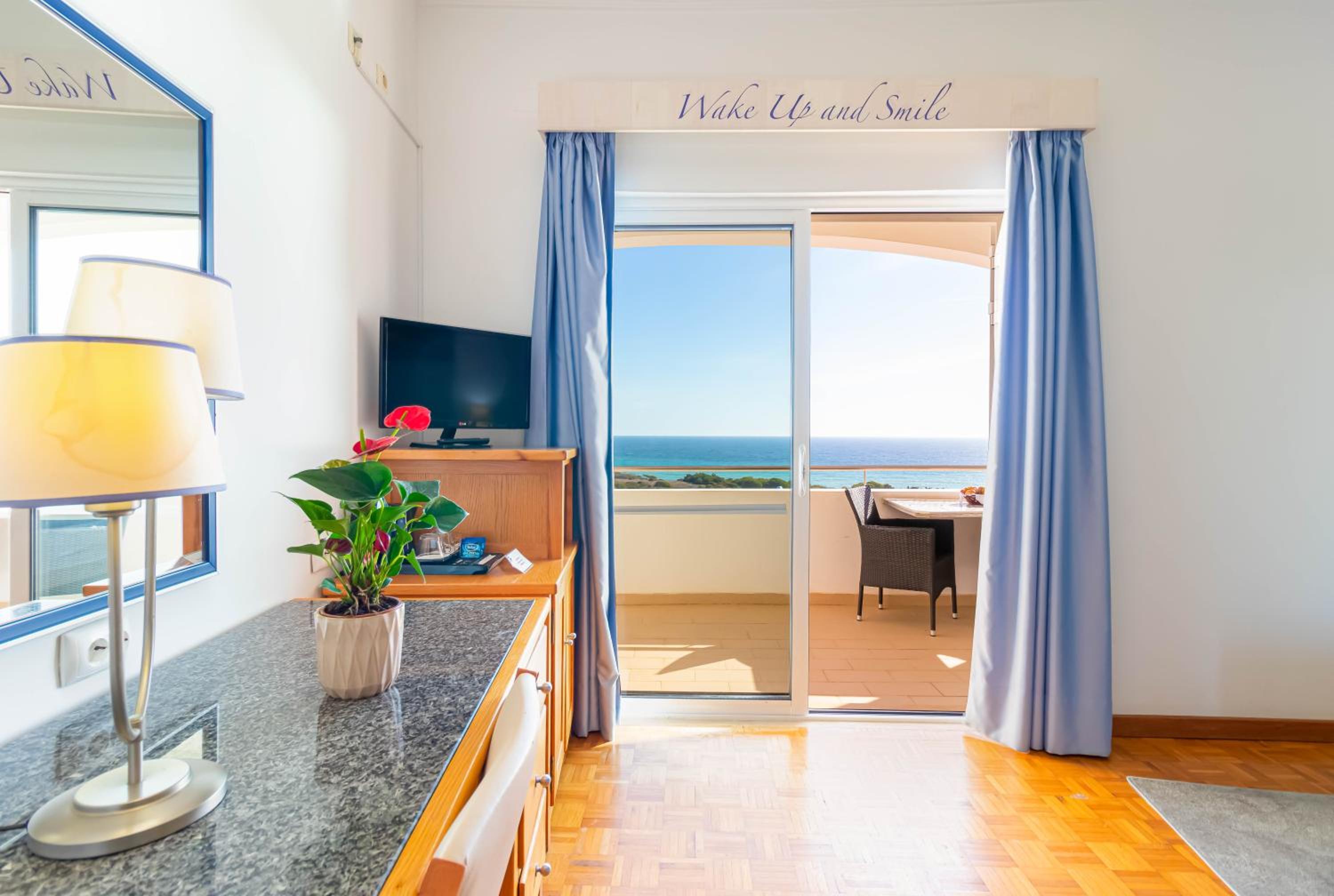 Double or Twin Room with Sea View - Photo 13