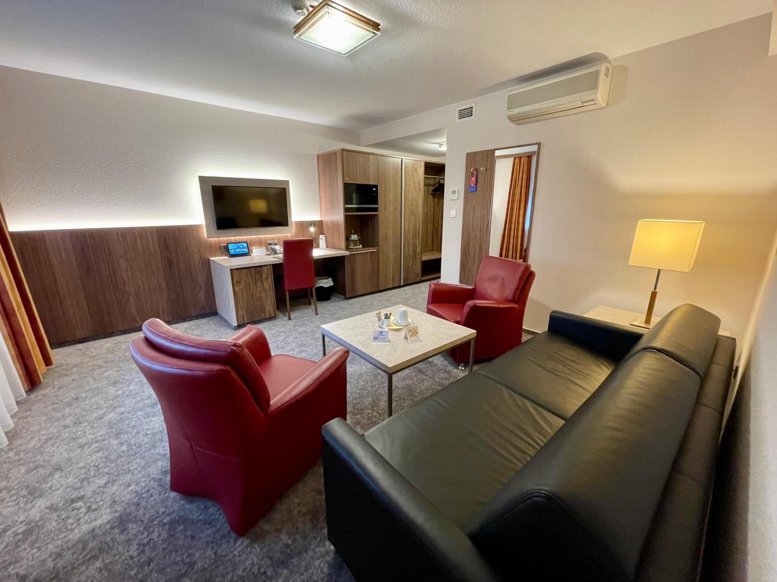 Suite - Photo 3