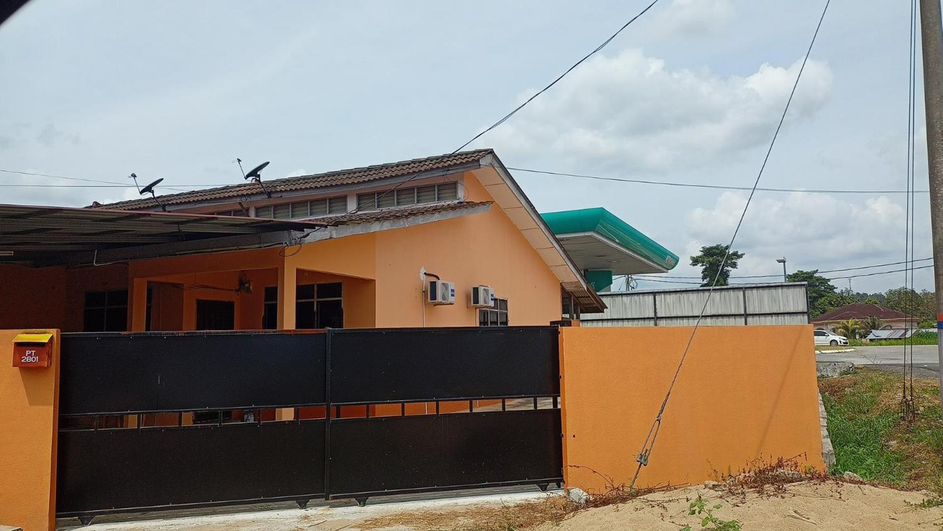 Three-Bedroom House photo 2