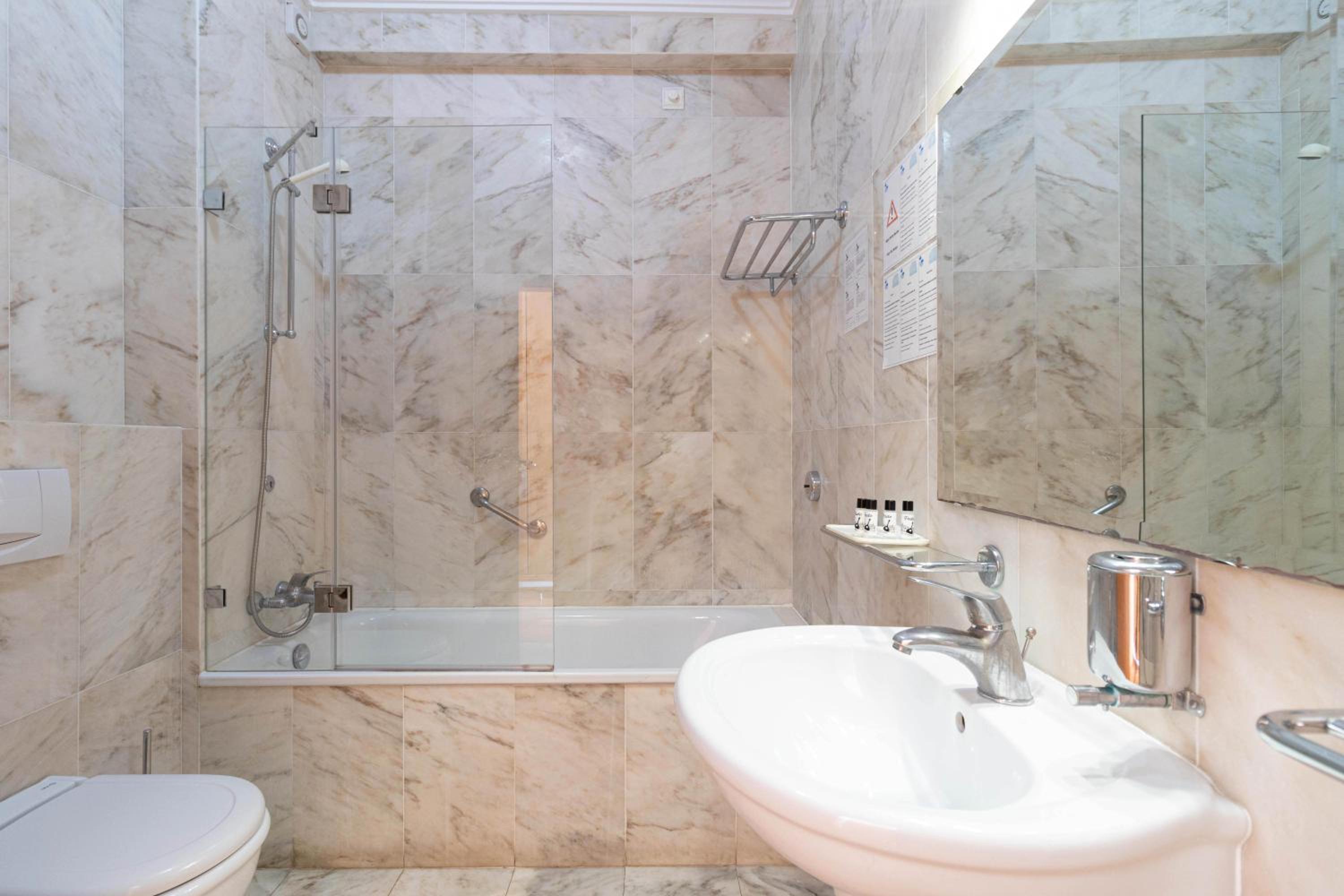 Double or Twin Room with Sea View - Photo 16