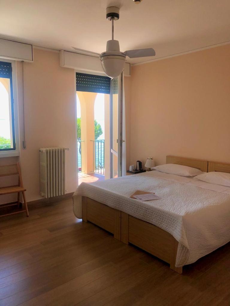 Double or Twin Room with Balcony and Lake View photo 1