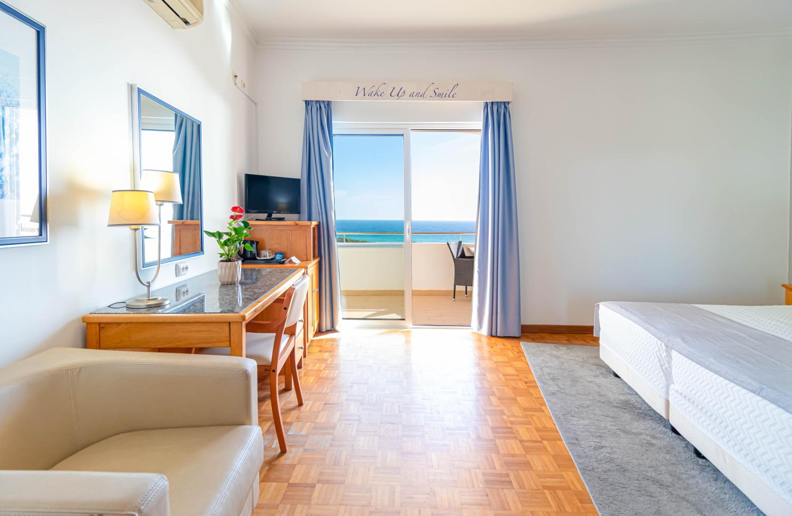 Double or Twin Room with Sea View - Photo 3