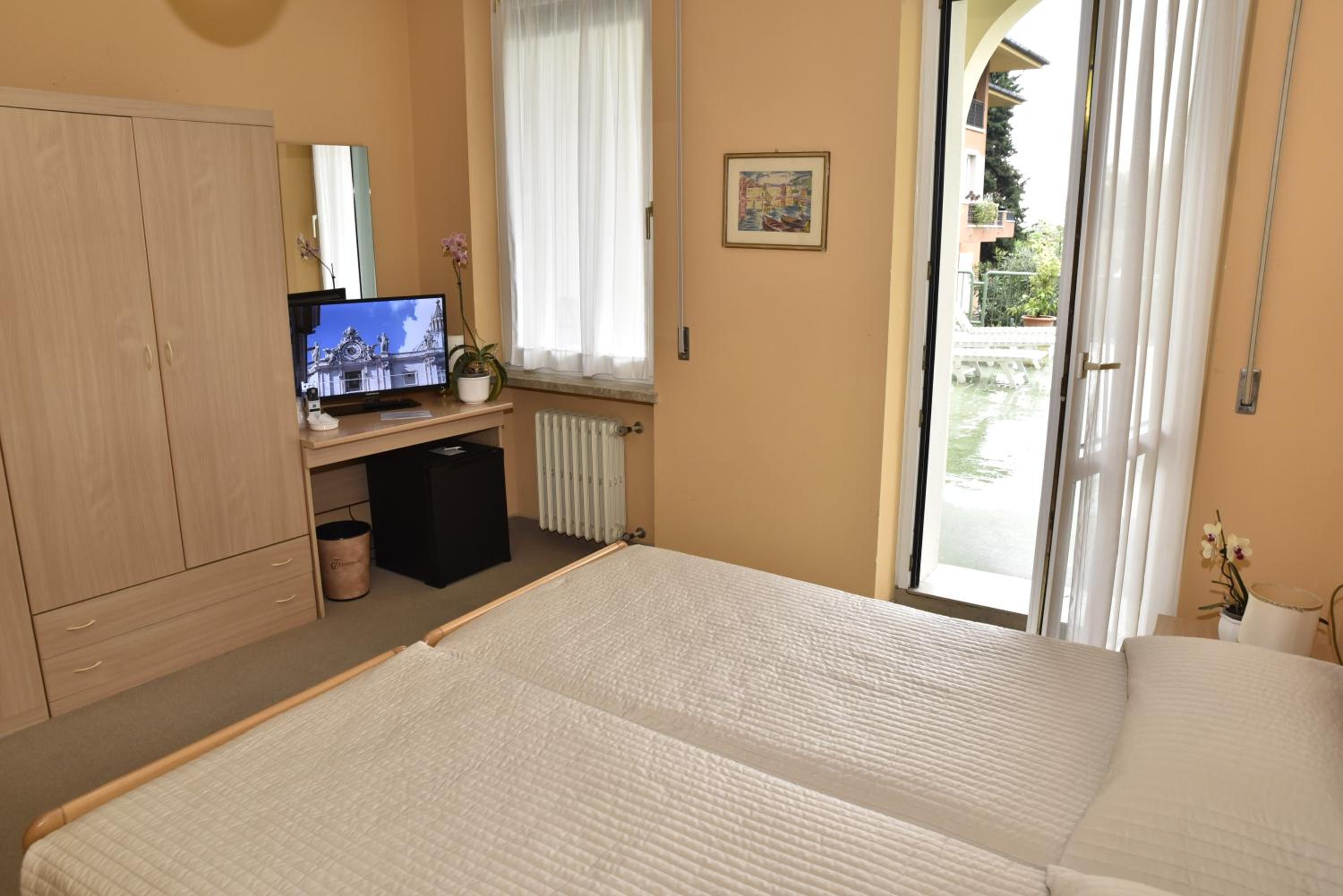 Double or Twin Room with Shared Terrace photo 1