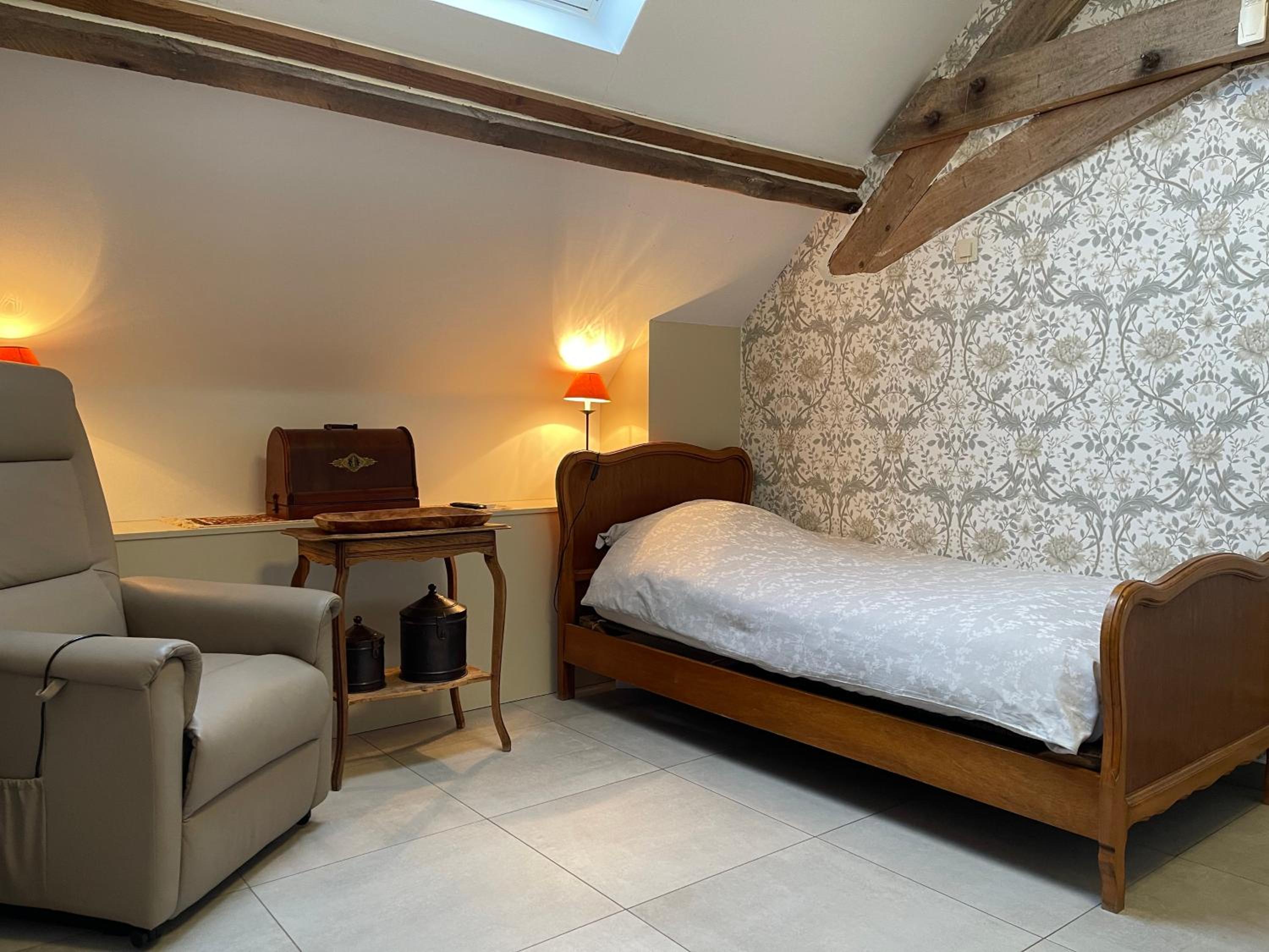 Single Room with Private Bathroom photo 1
