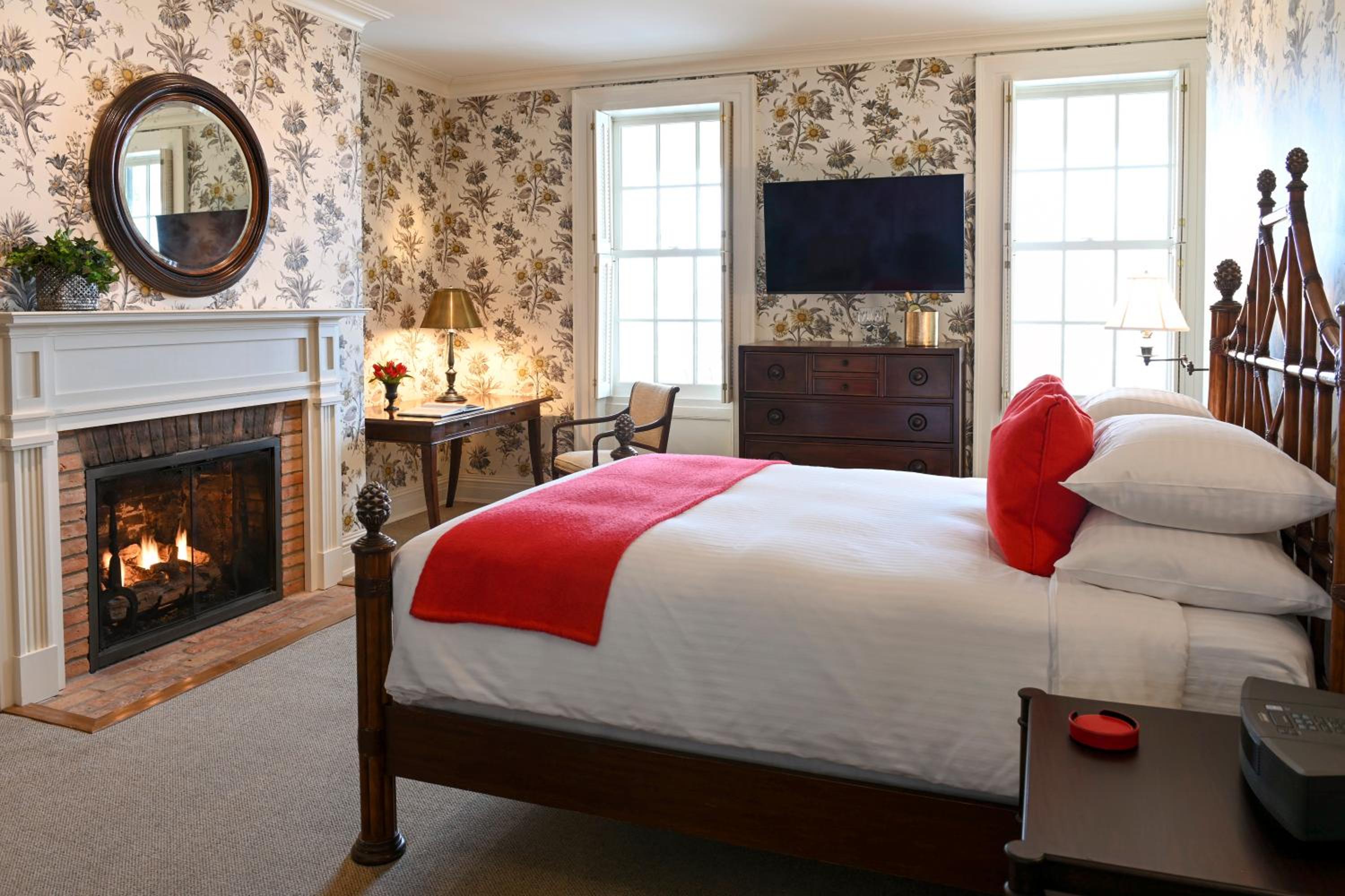 Queen Room with Fireplace and Lake View - Aurora Inn