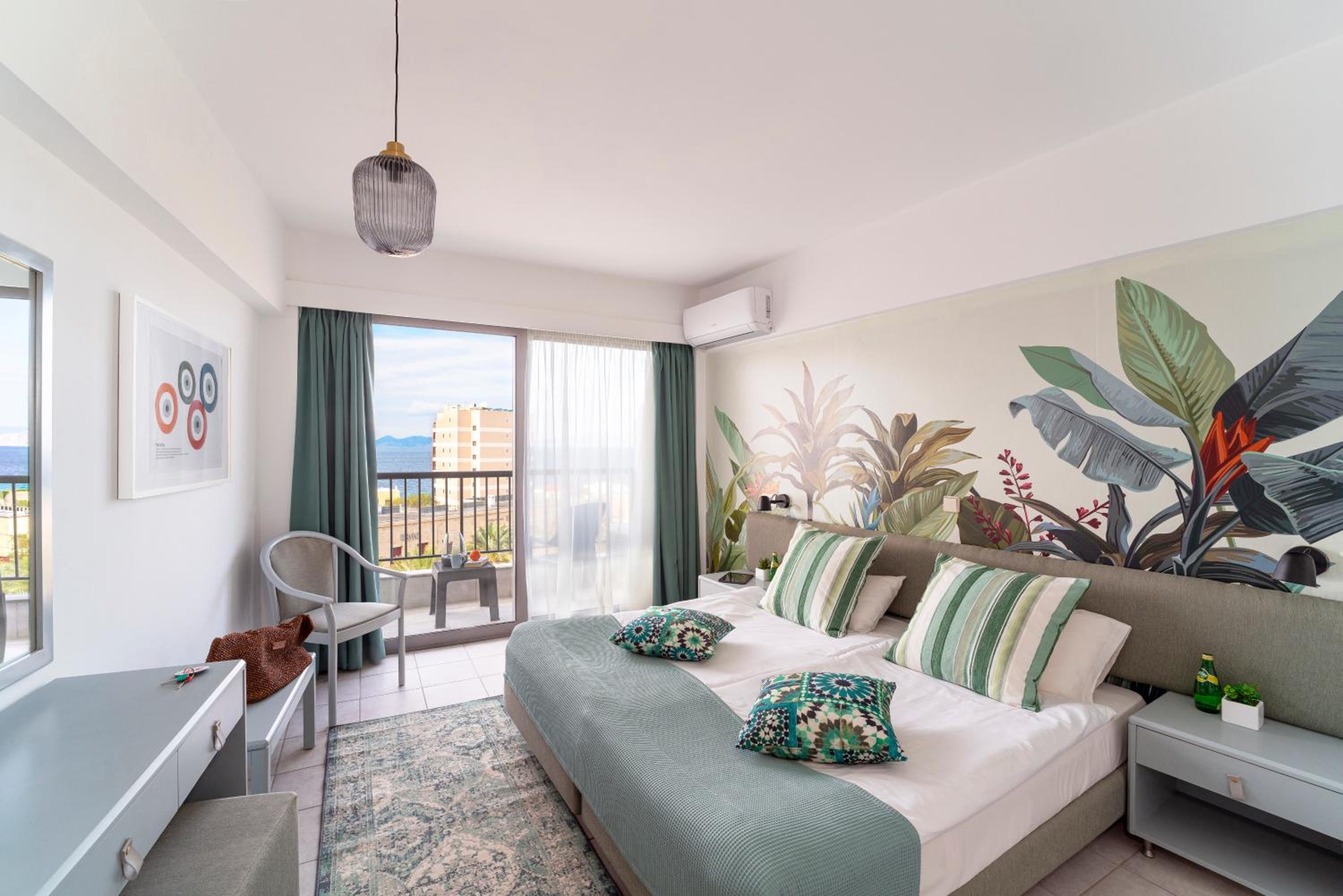Double Room with Balcony and Sea View - Photo 1