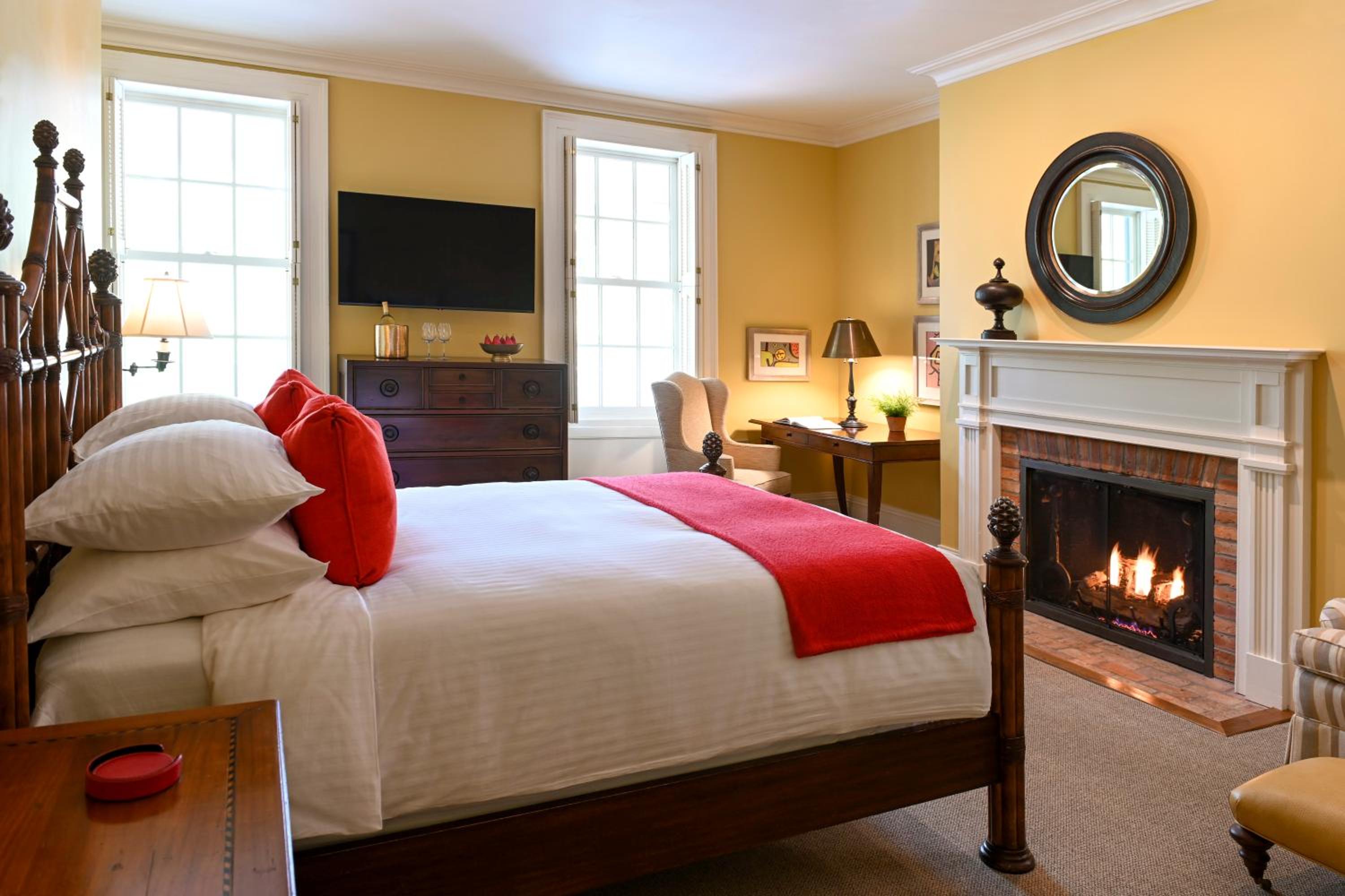 Queen Room with Fireplace - Aurora Inn
