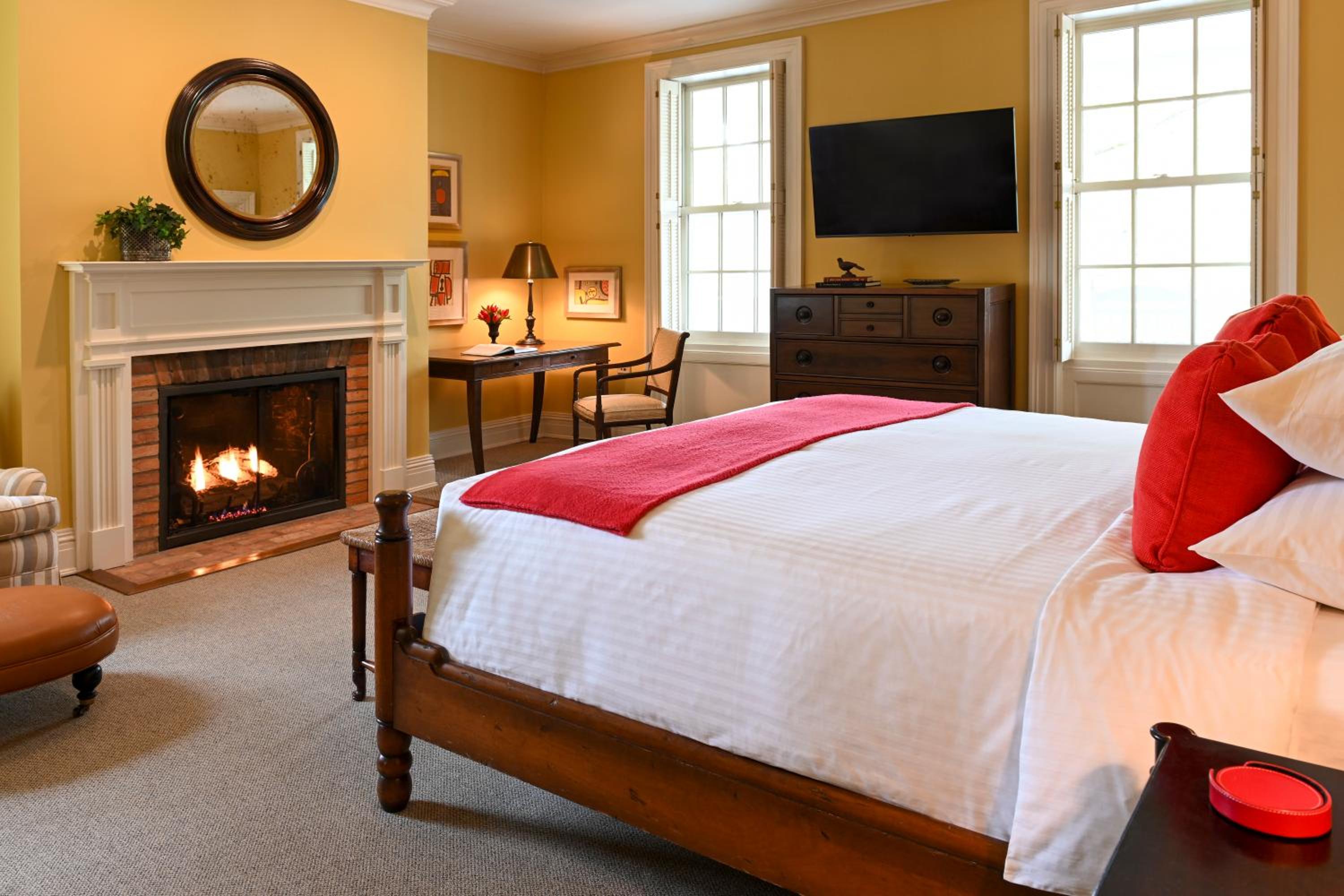 King Room with Fireplace - Aurora Inn