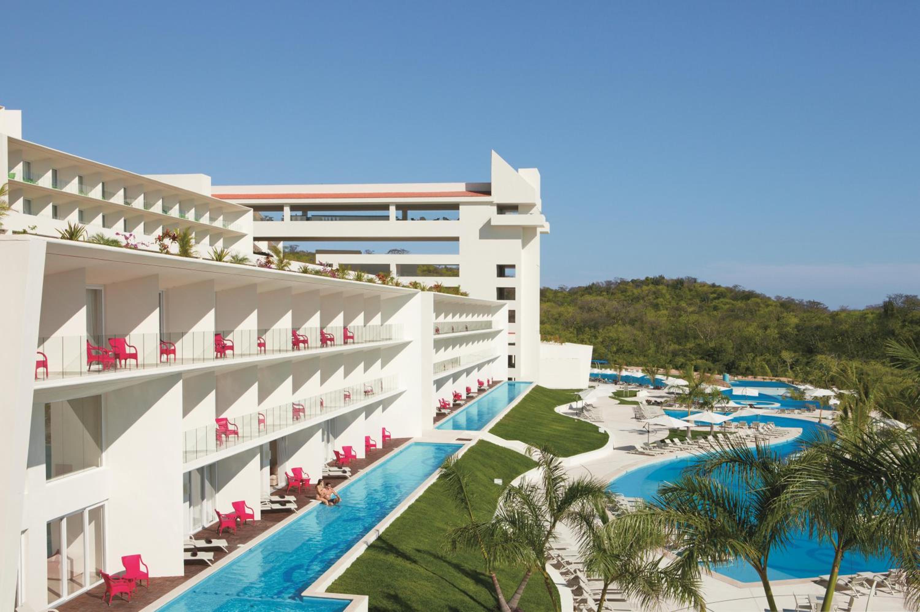 Preferred Club Junior Suite Swimout  - Photo 1