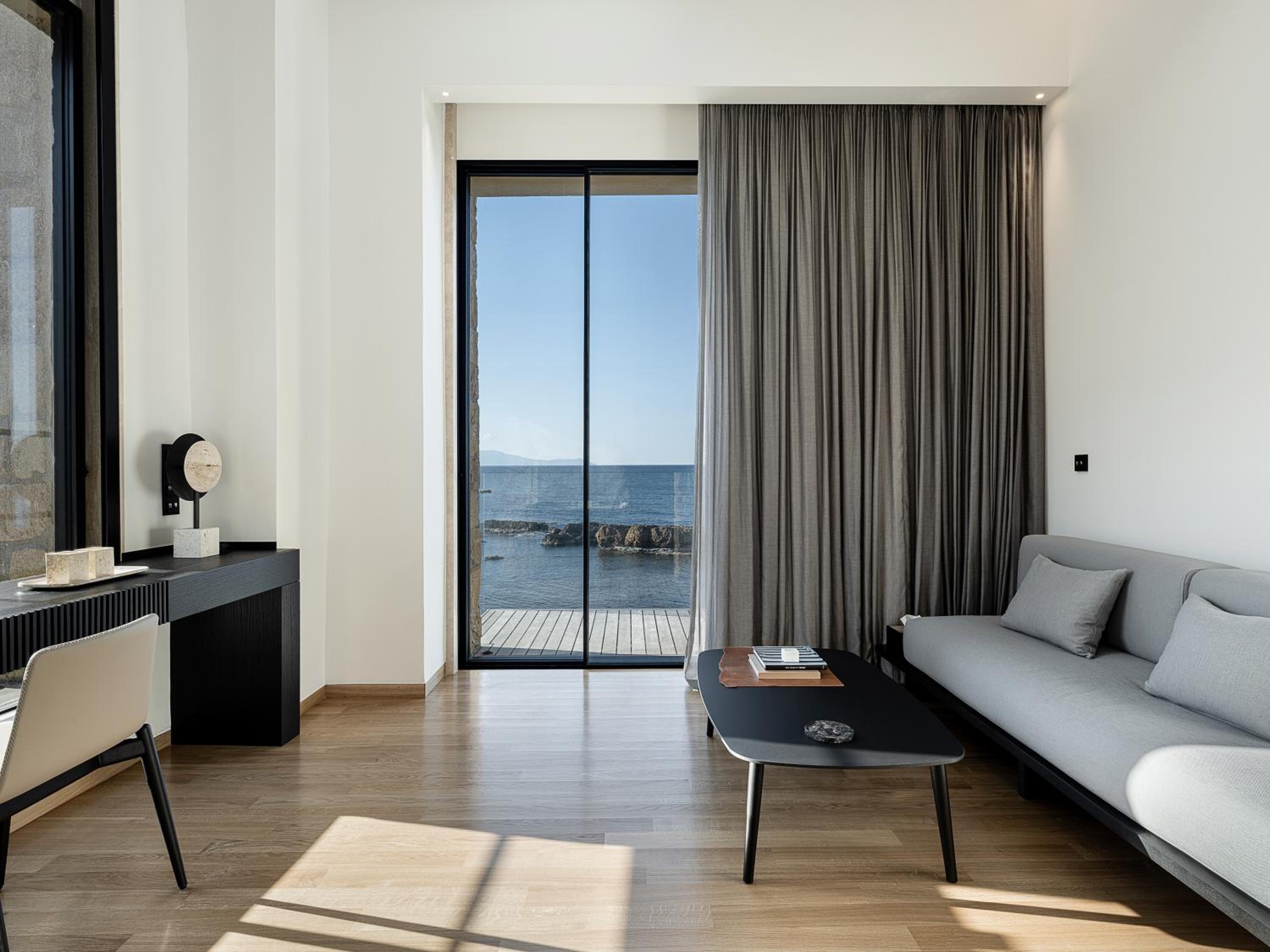 Superior Suite Sea Front with Balcony and Jacuzzi thumbnail 5