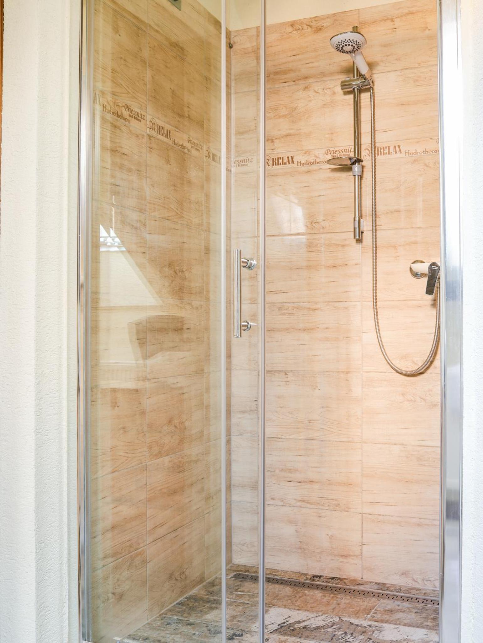Deluxe King Suite - Photo 24