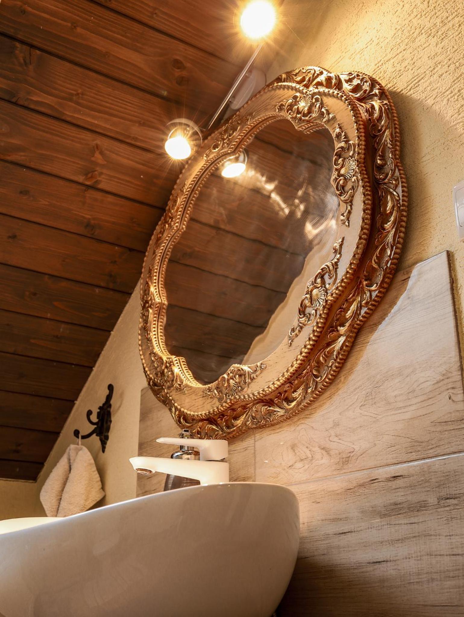 Deluxe King Suite - Photo 22