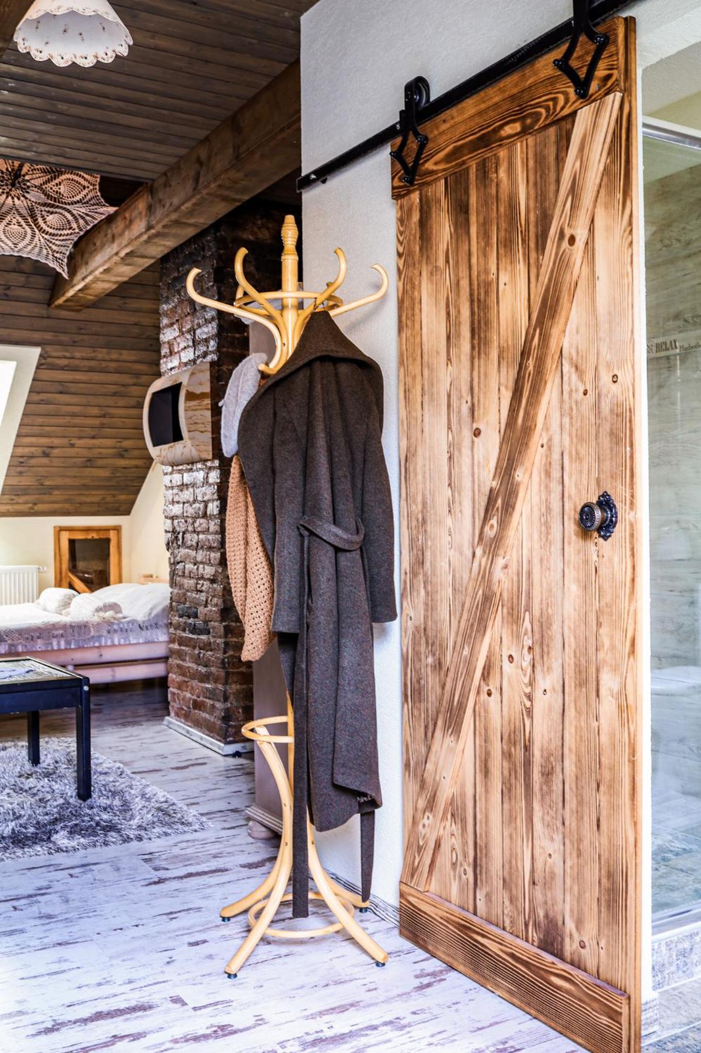 Deluxe King Suite - Photo 15